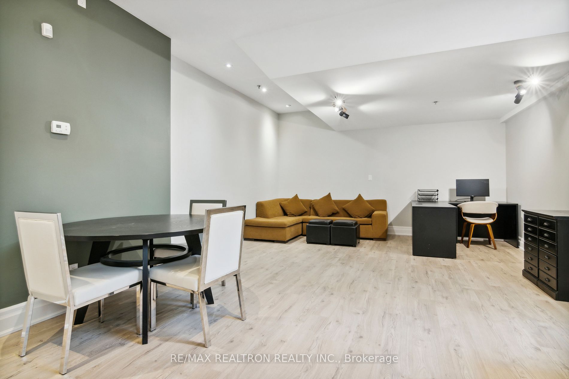 73 Richmond St W Property Photo 11
