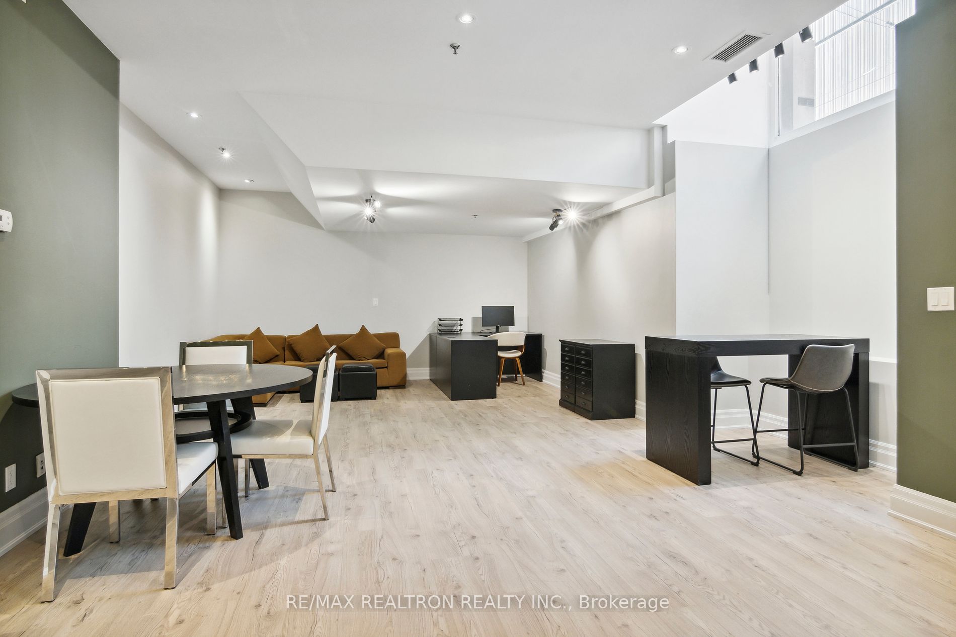 73 Richmond St W Property Photo 12