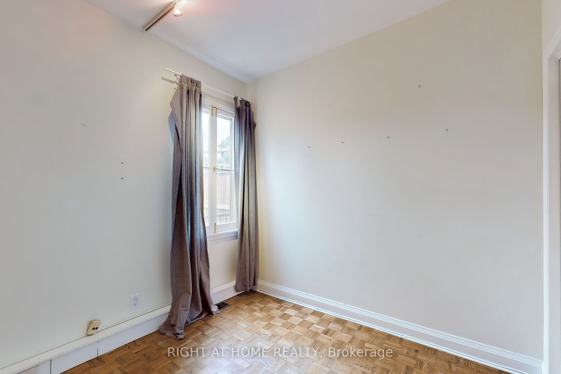 394 King St E Property Photo 34