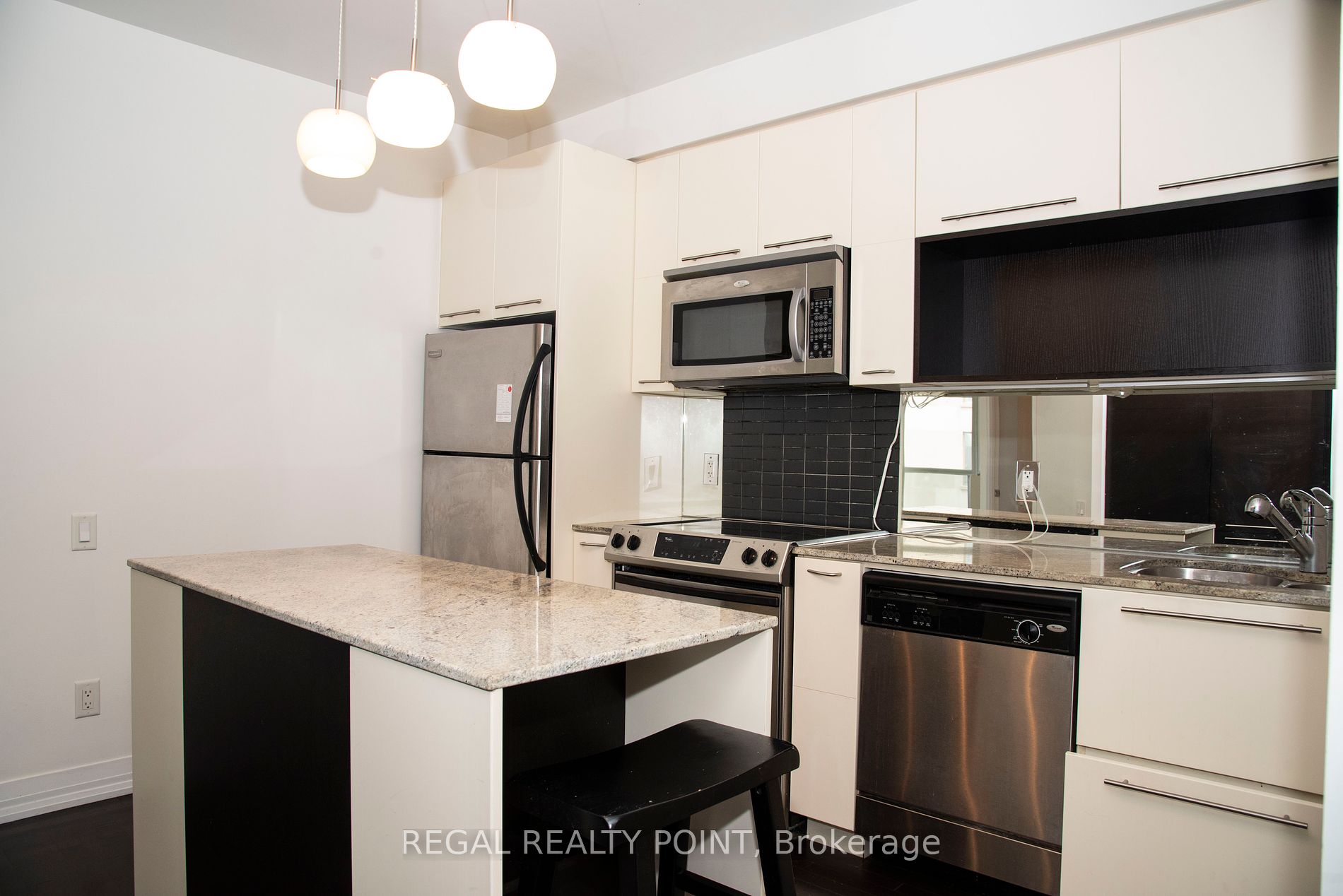 21 Carlton St 05 Property Photo 1