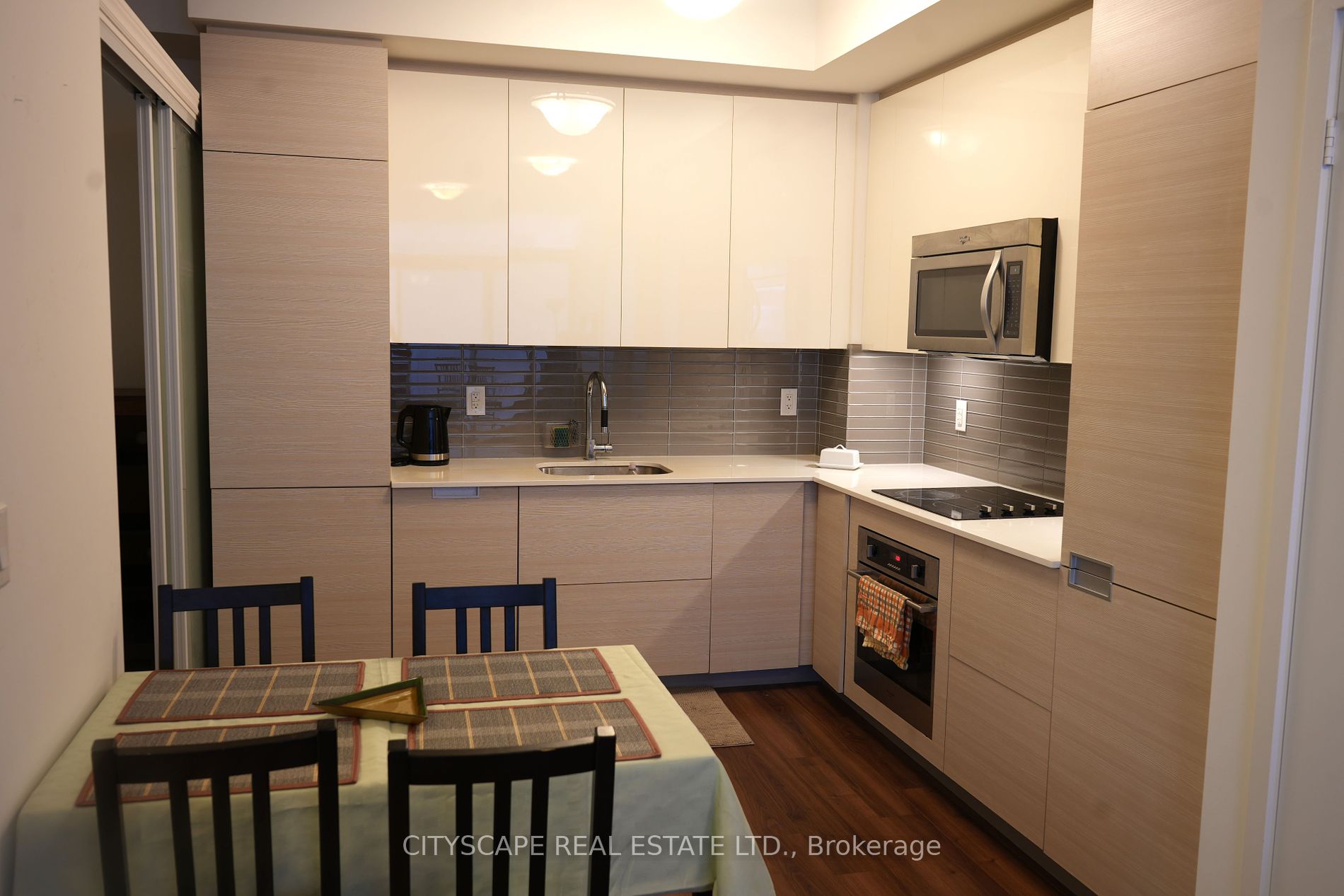 210 Simcoe St 01 Property Photo 5