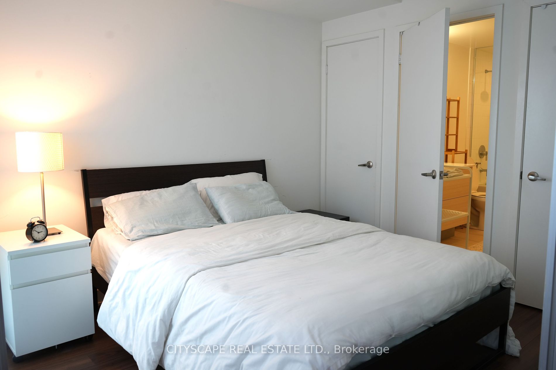 210 Simcoe St 01 Property Photo 11