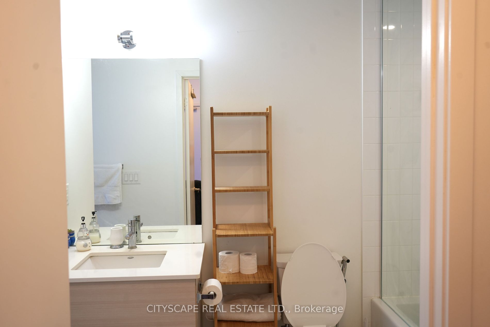 210 Simcoe St 01 Property Photo 13