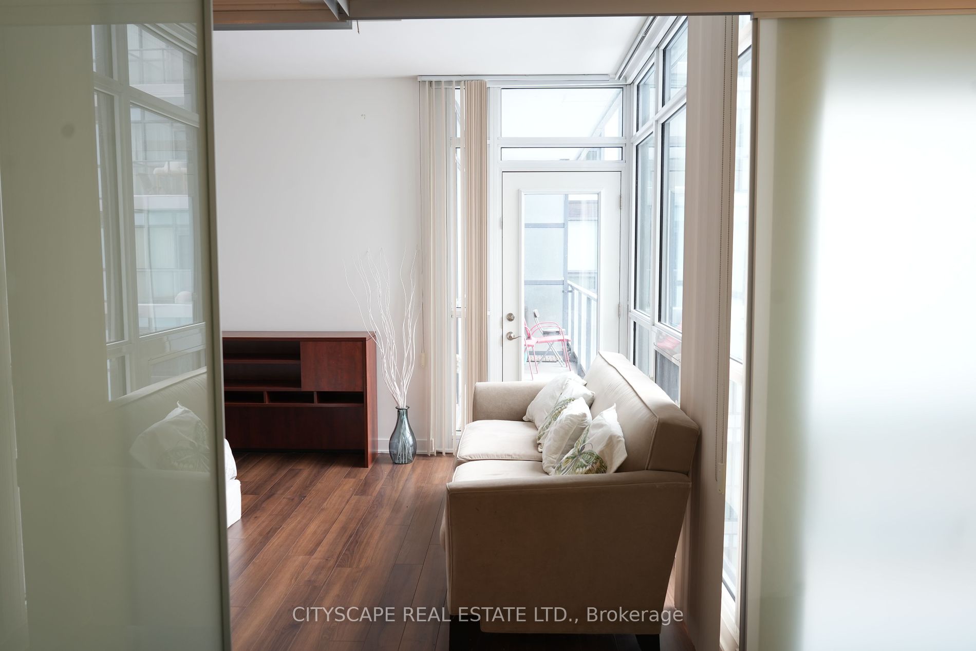 210 Simcoe St 01 Property Photo 14