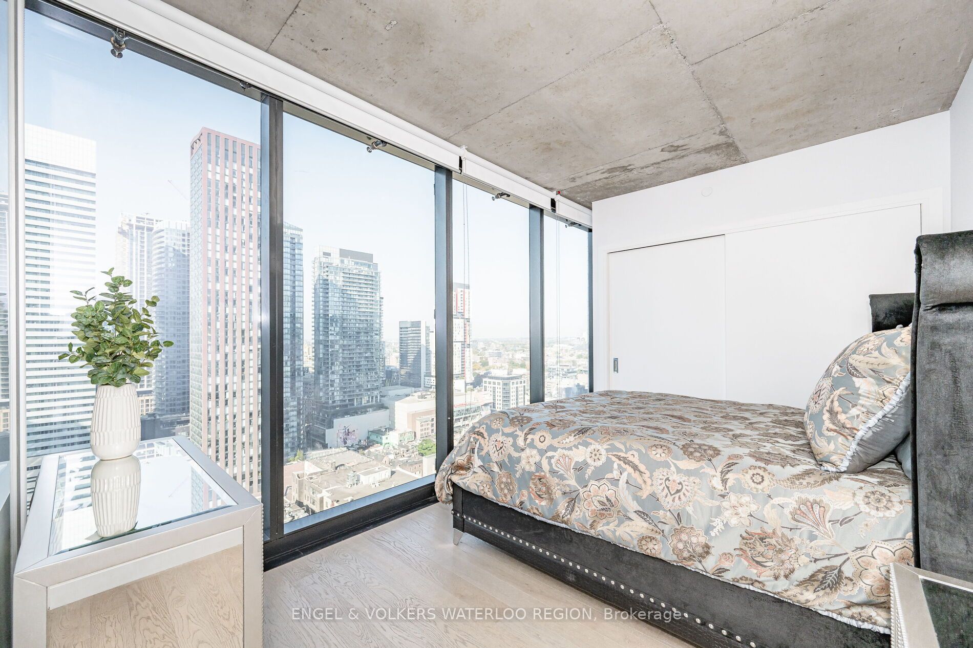 224 King St W 6 Property Photo 14