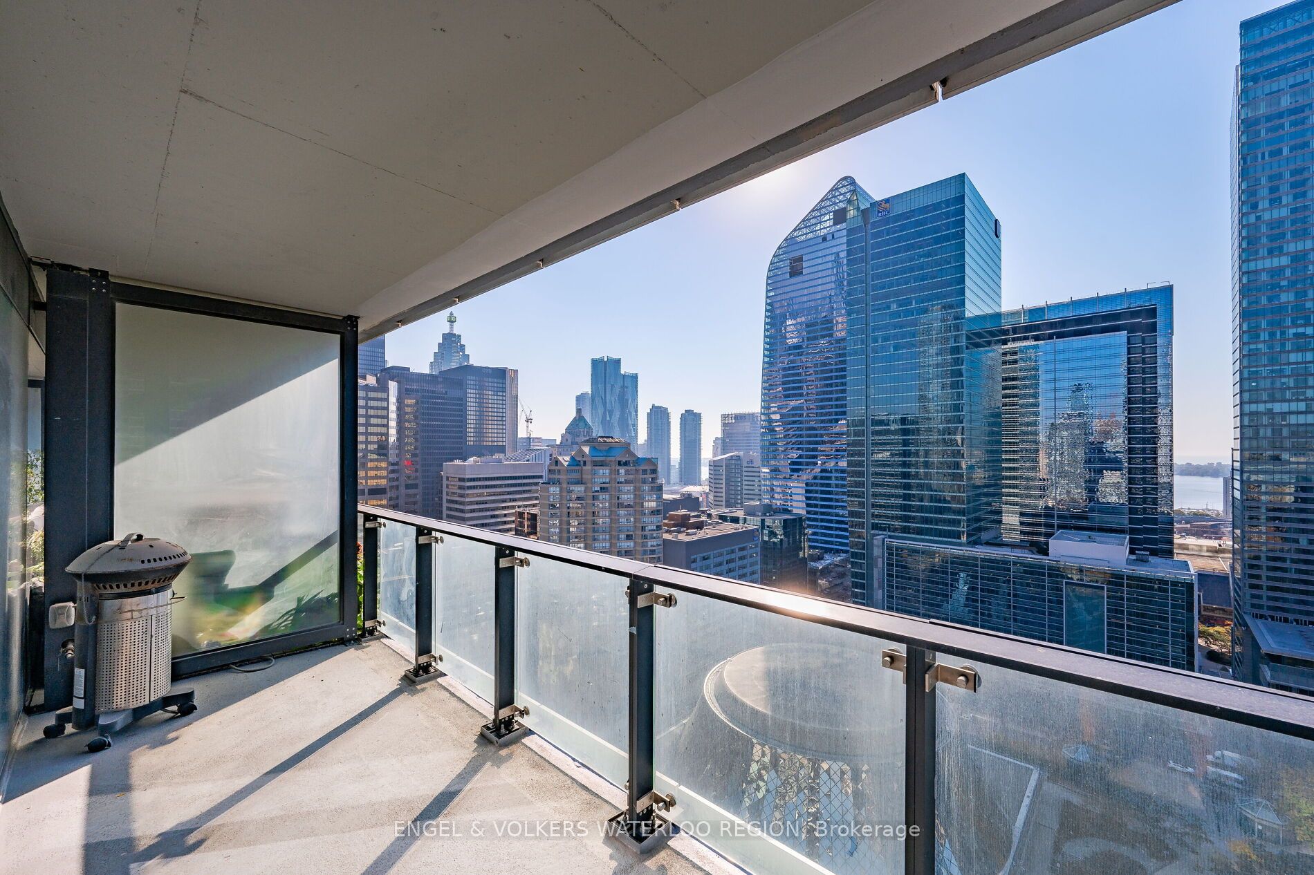 224 King St W 6 Property Photo 25