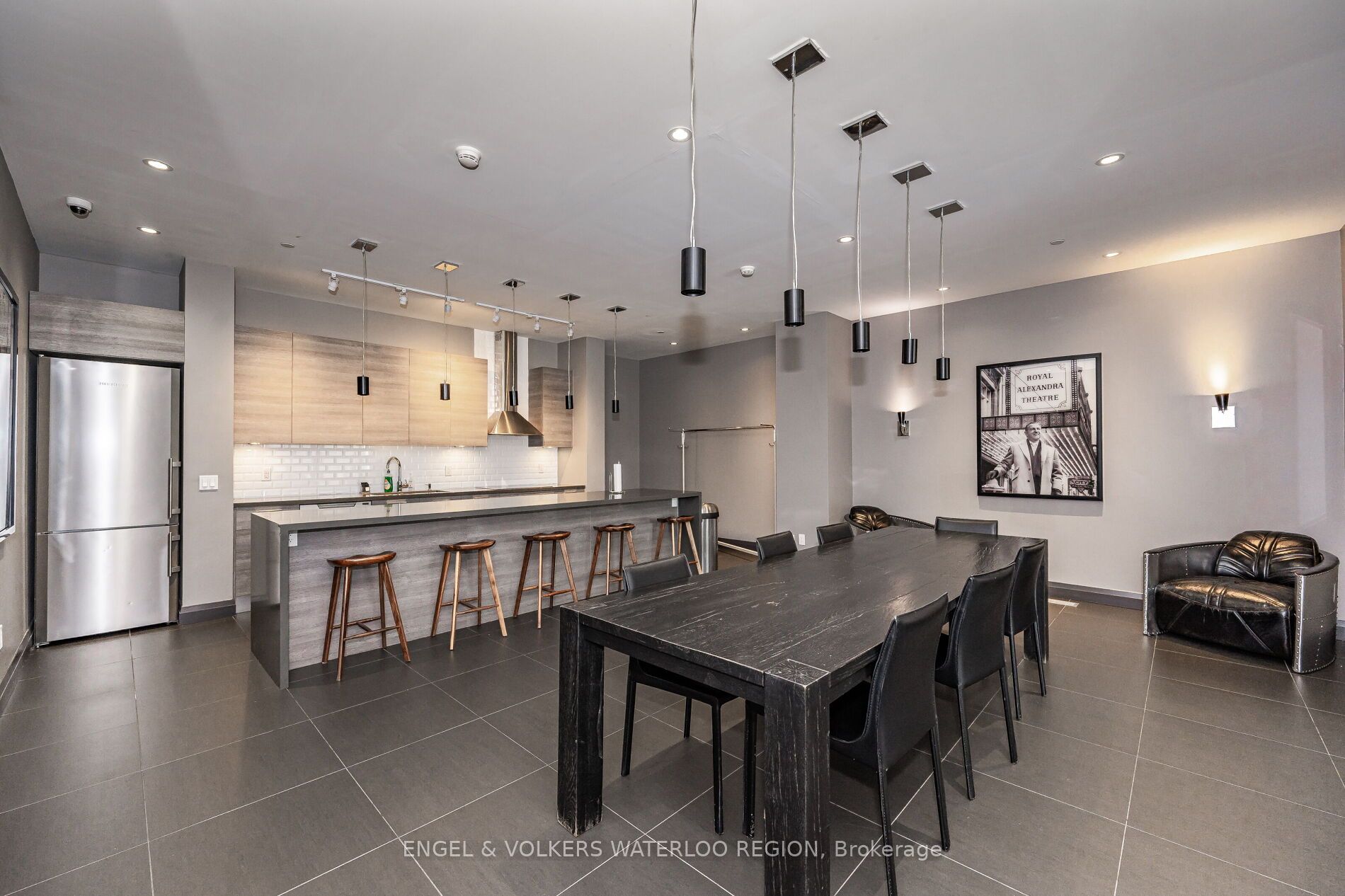 224 King St W 6 Property Photo 37