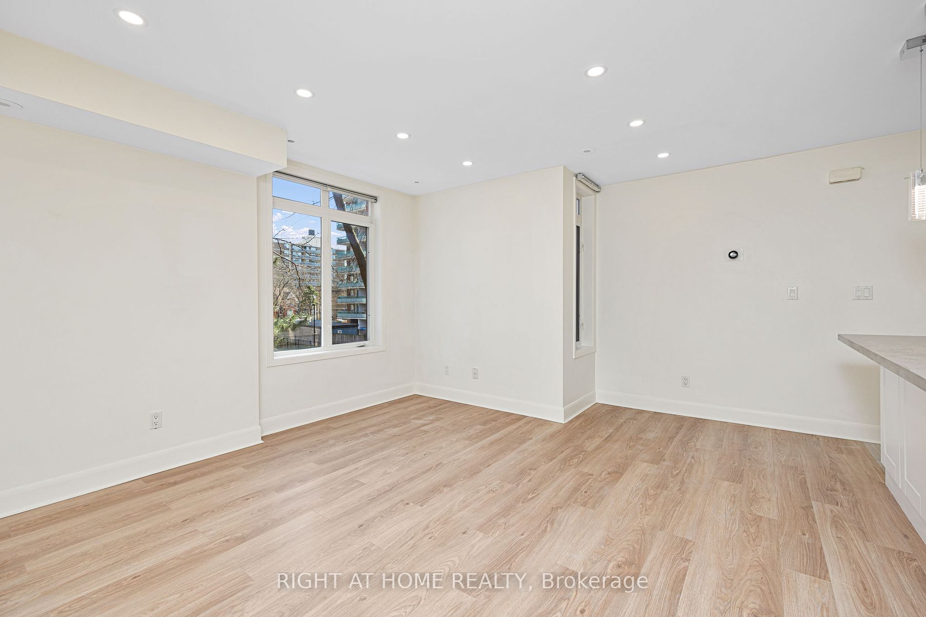 415 Jarvis St 363 Property Photo 11