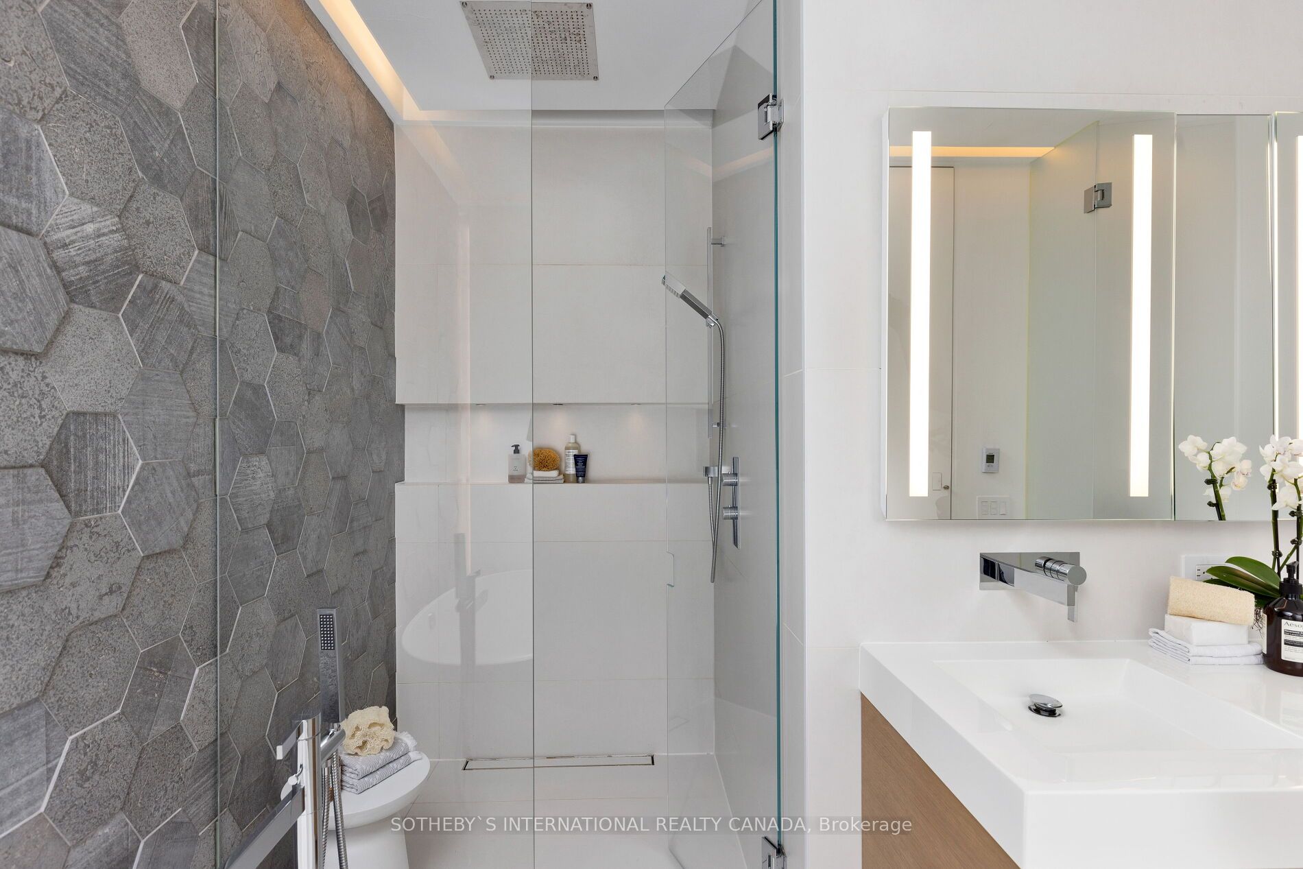 90 Sumach St 2 Property Photo 17
