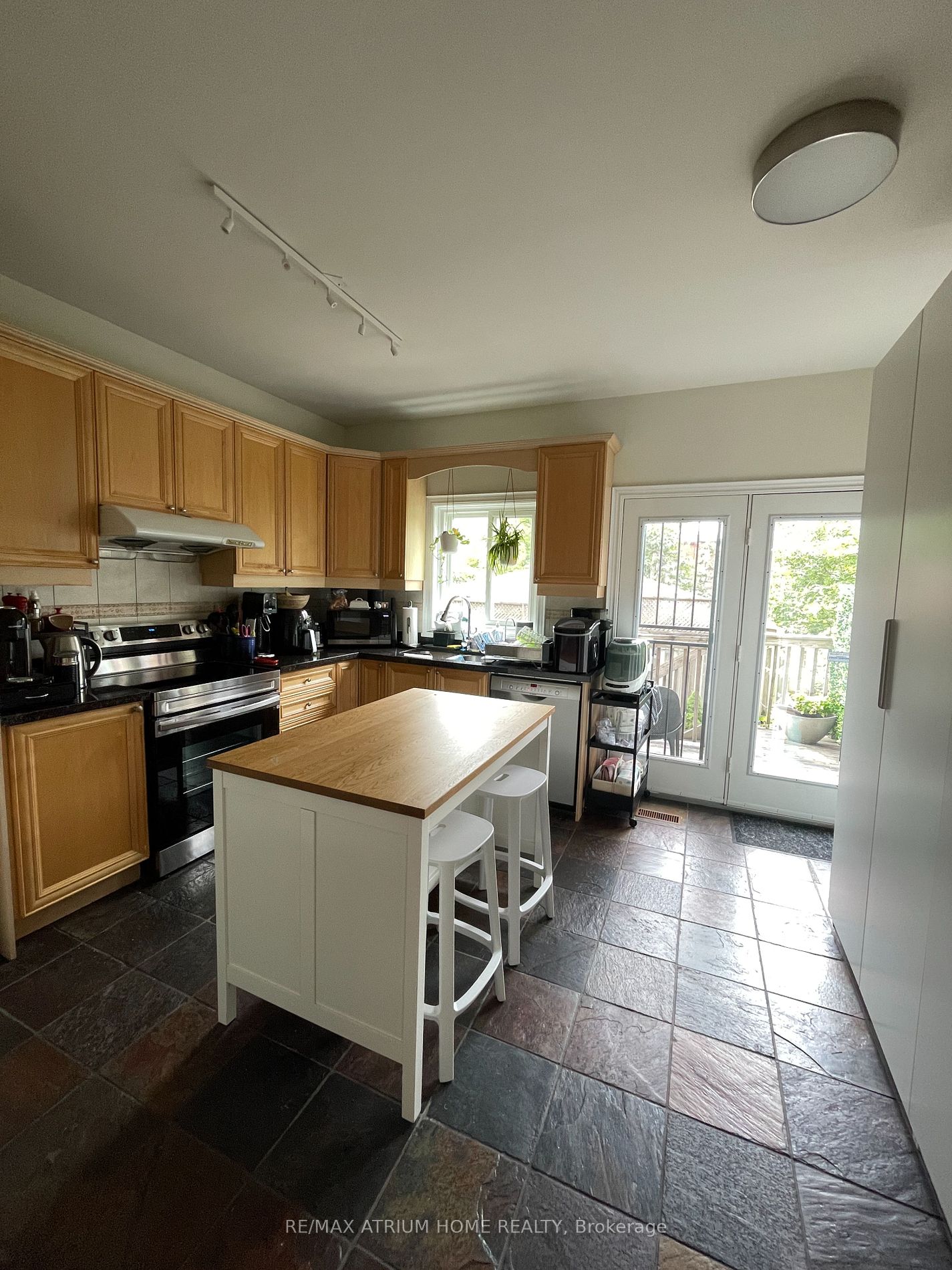 30c Oxford St E Property Photo 22