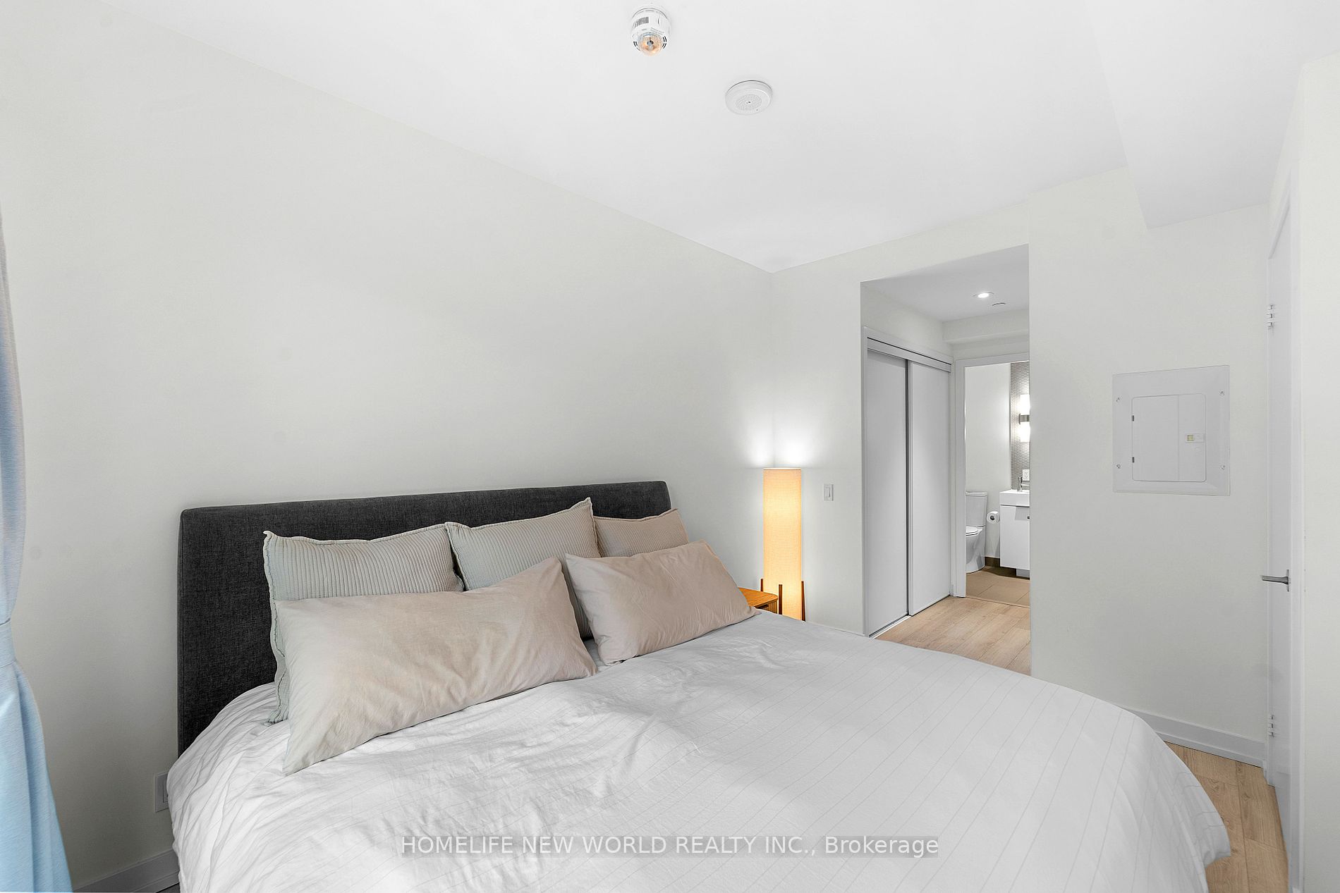 33 Helendale Ave 03 Property Photo 5