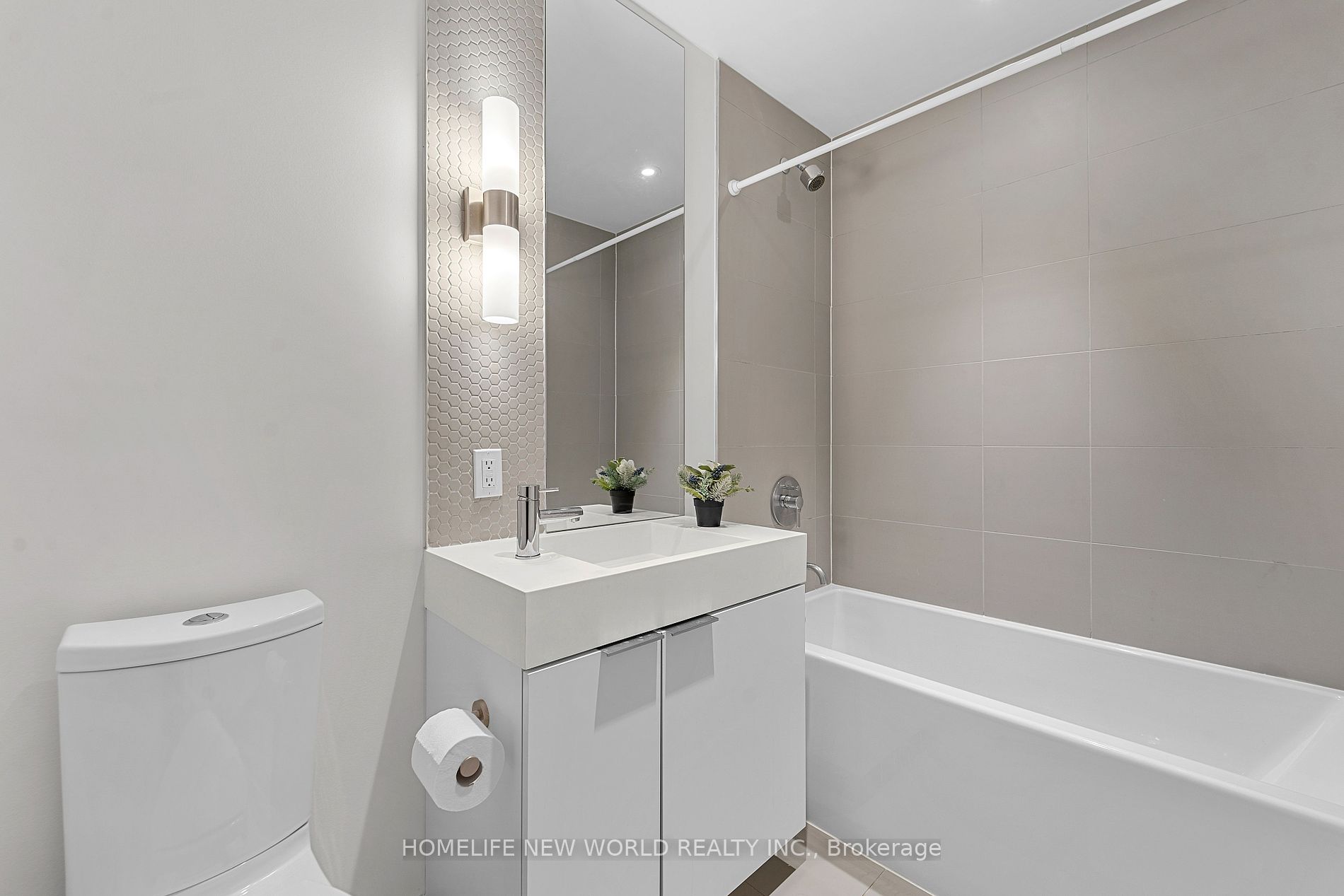 33 Helendale Ave 03 Property Photo 6
