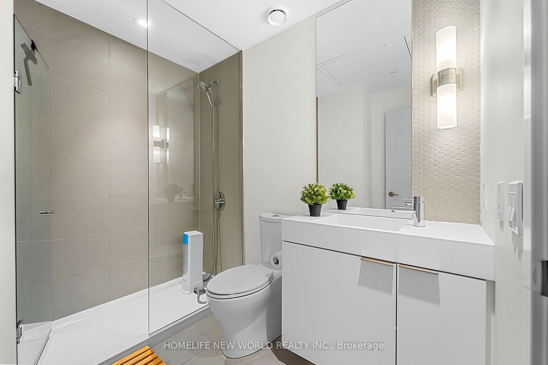 33 Helendale Ave 03 Property Photo 11