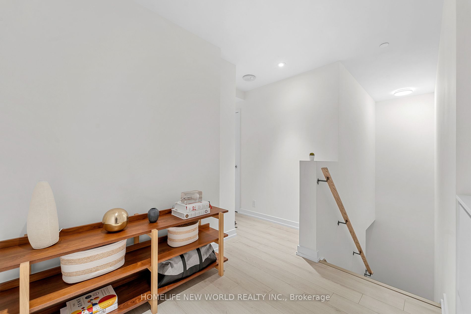 33 Helendale Ave 03 Property Photo 13