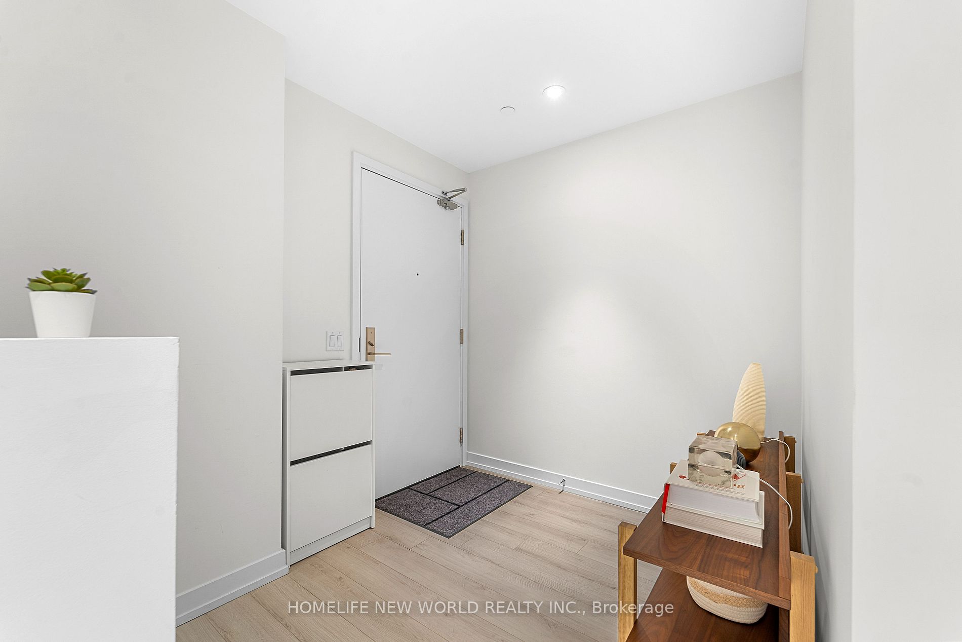 33 Helendale Ave 03 Property Photo 14