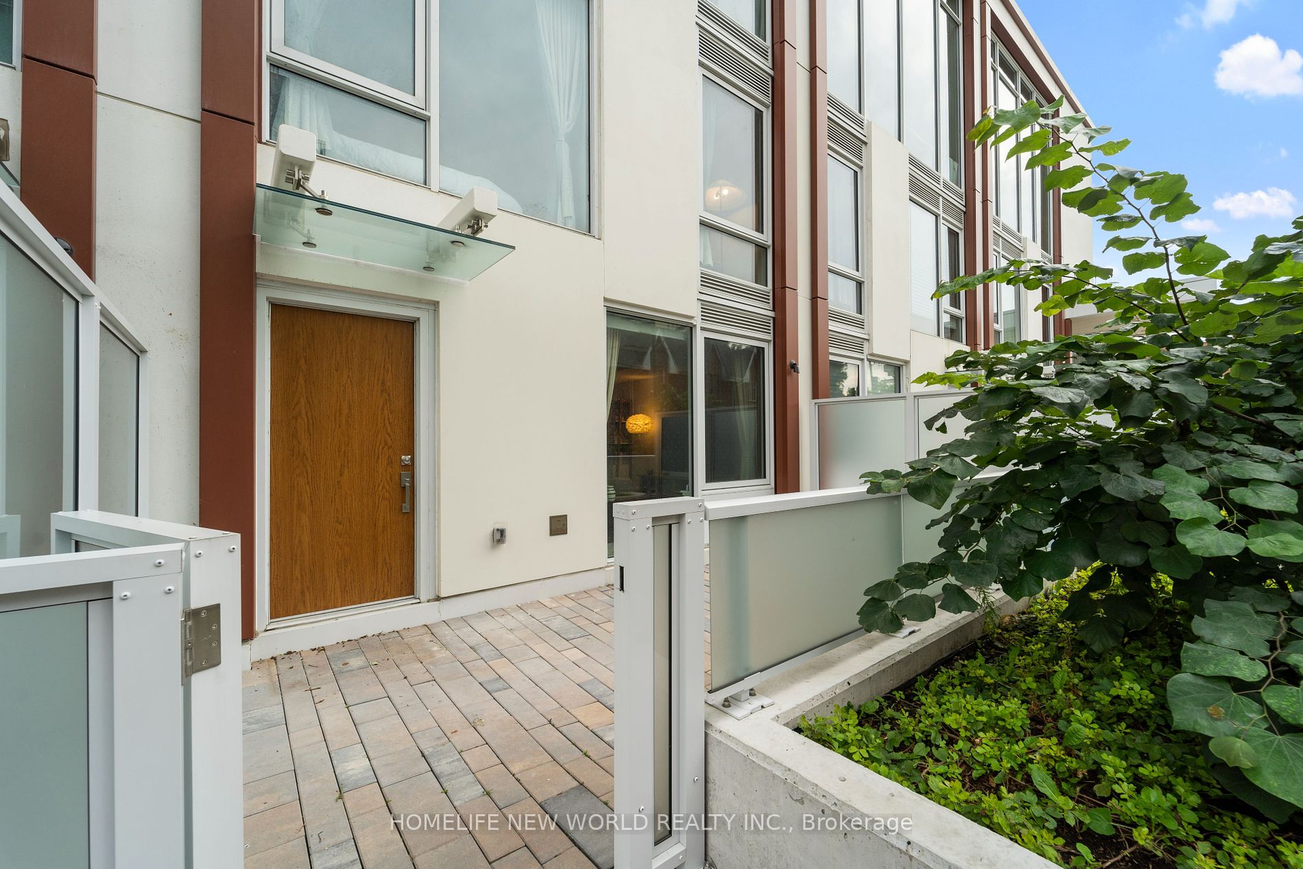 33 Helendale Ave 03 Property Photo 15