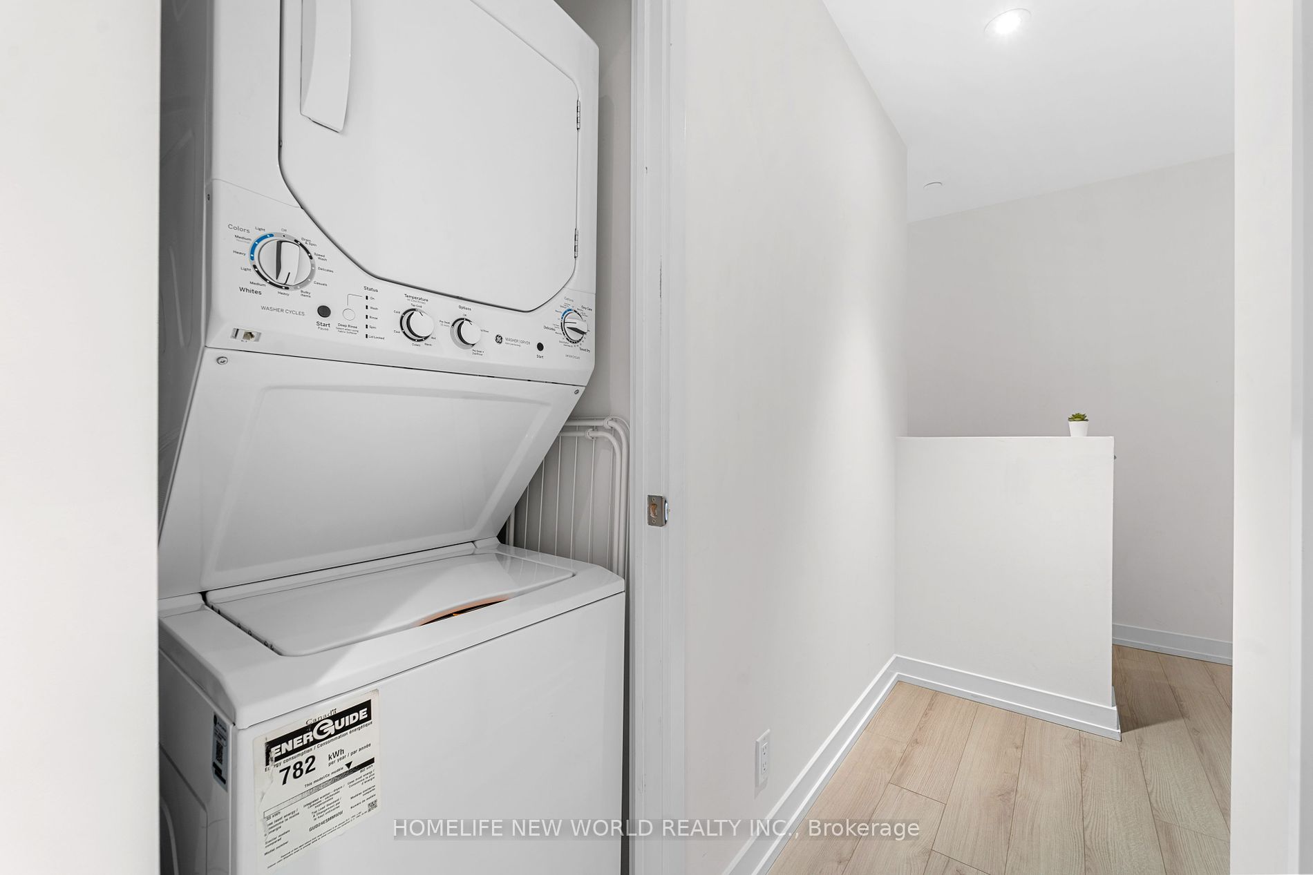 33 Helendale Ave 03 Property Photo 17