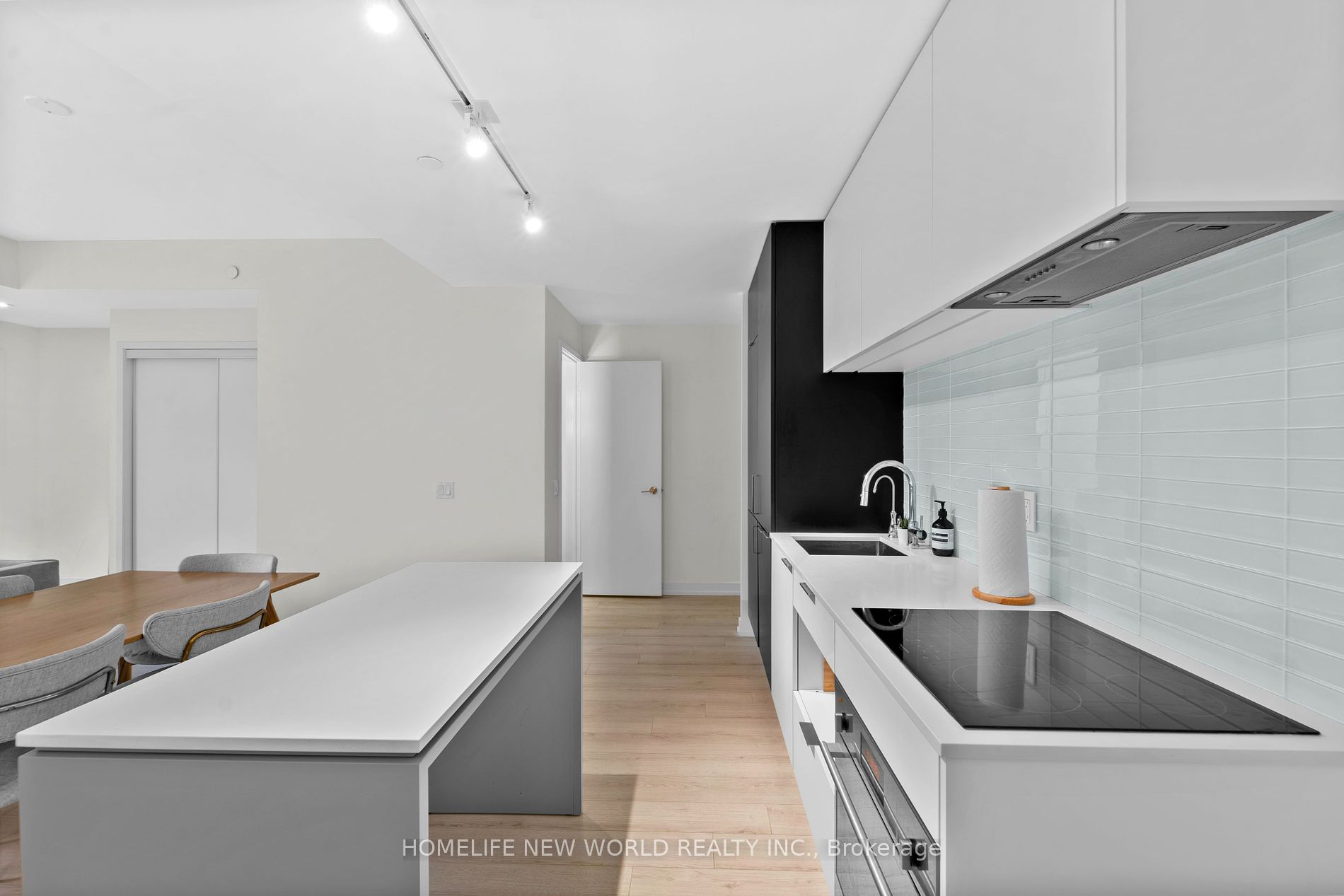 33 Helendale Ave 03 Property Photo 34