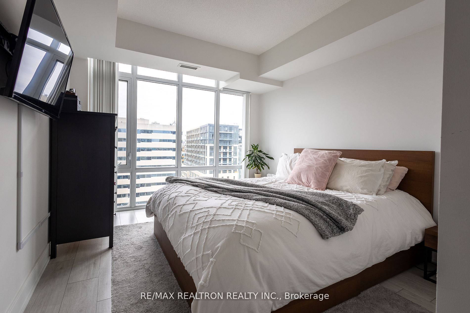 525 Adelaide St W 8 Property Photo 2