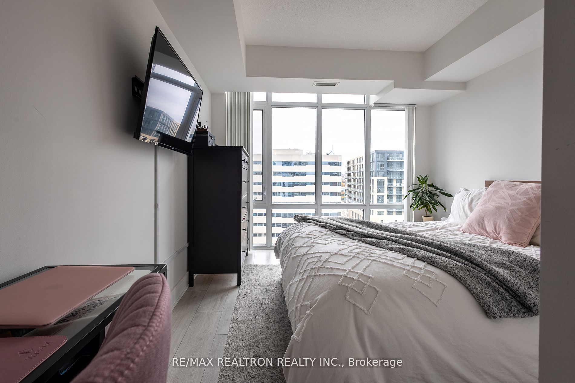 525 Adelaide St W 8 Property Photo 3