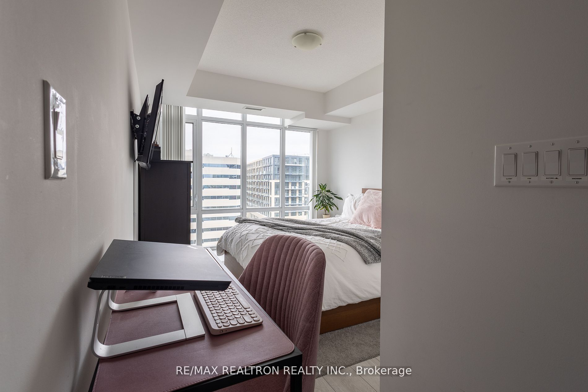 525 Adelaide St W 8 Property Photo 4