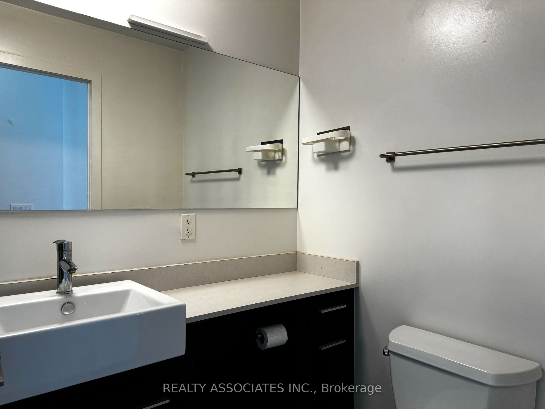 770 Bay St 1 Property Photo 3