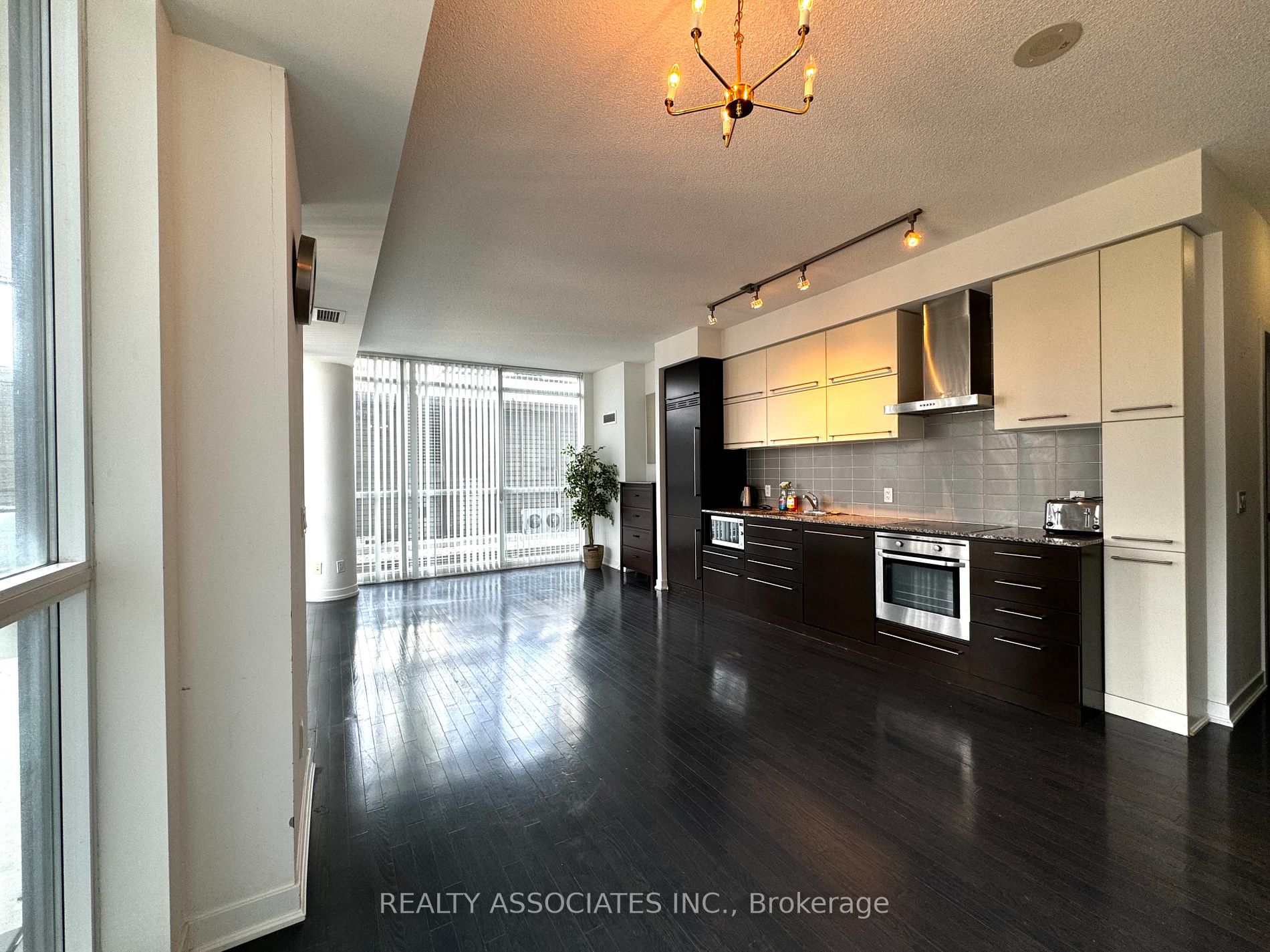 770 Bay St 1 Property Photo 15