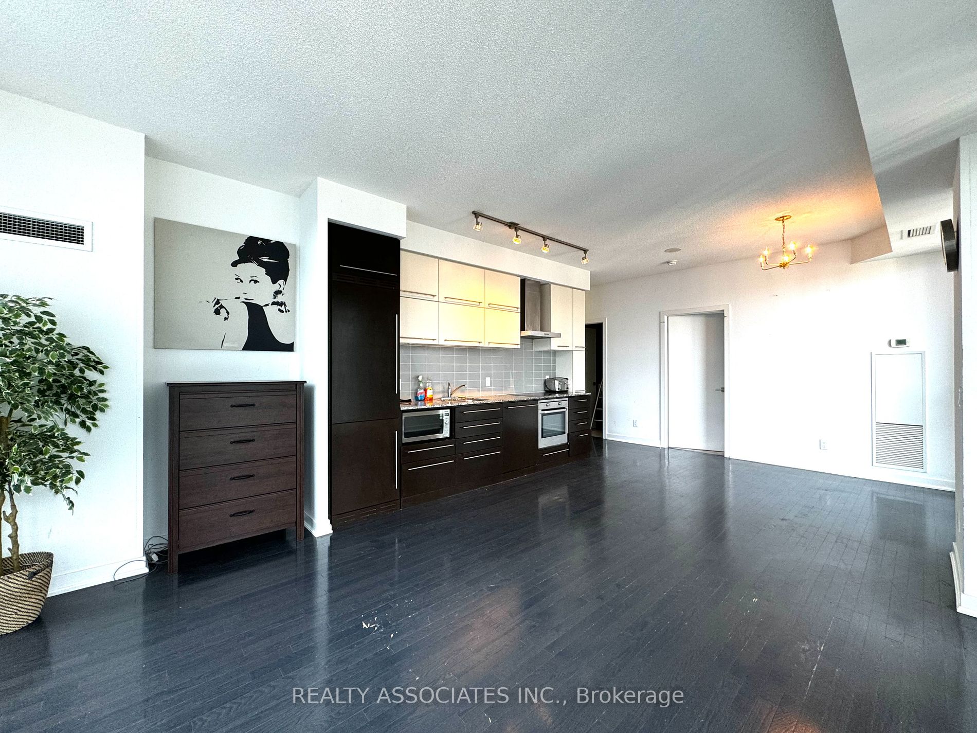 770 Bay St 1 Property Photo 16
