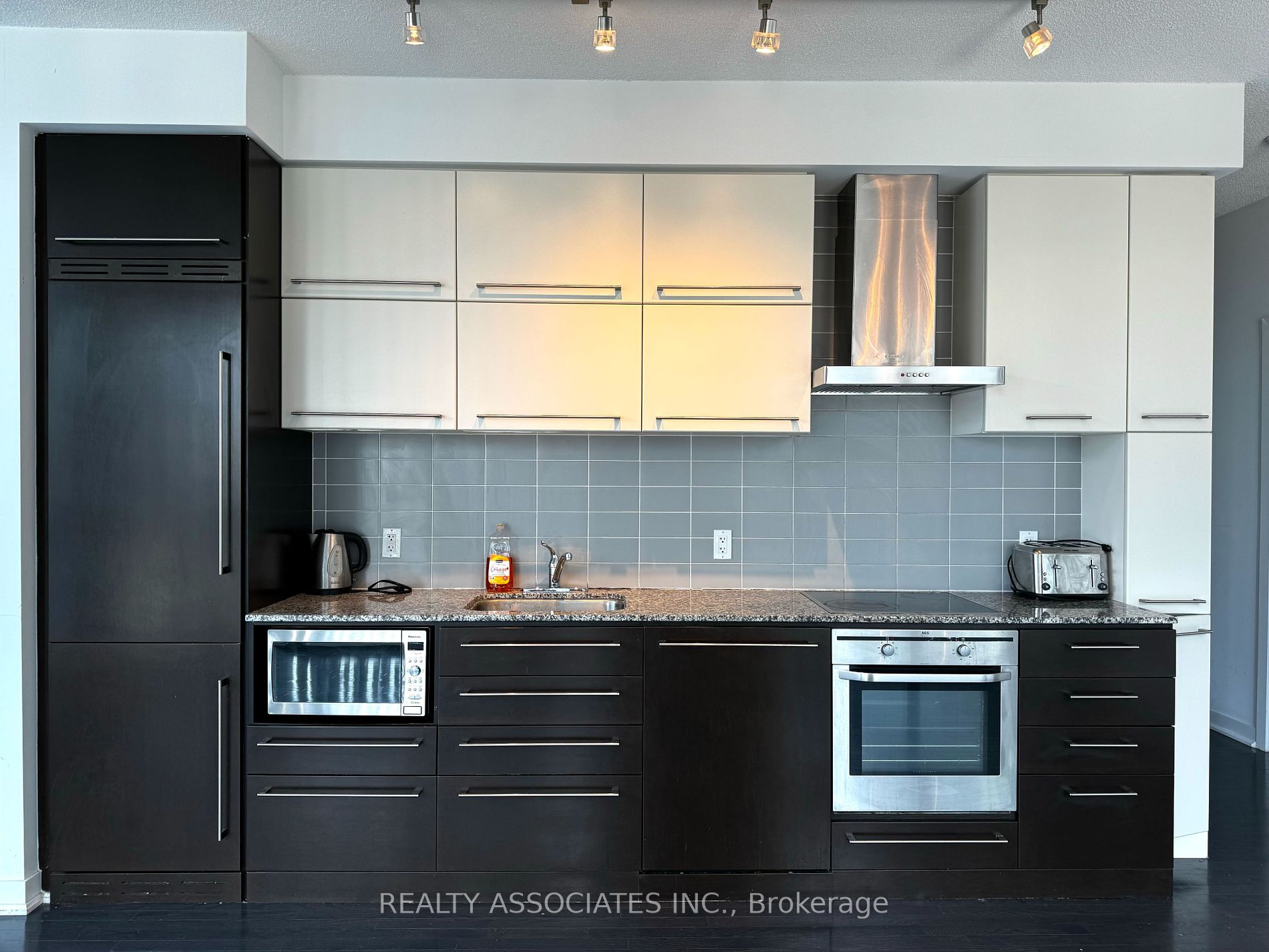 770 Bay St 1 Property Photo 17