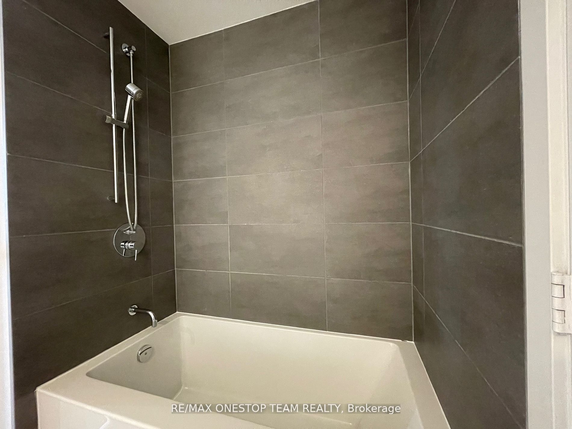 185 Roehampton Ave 12 Property Photo 5