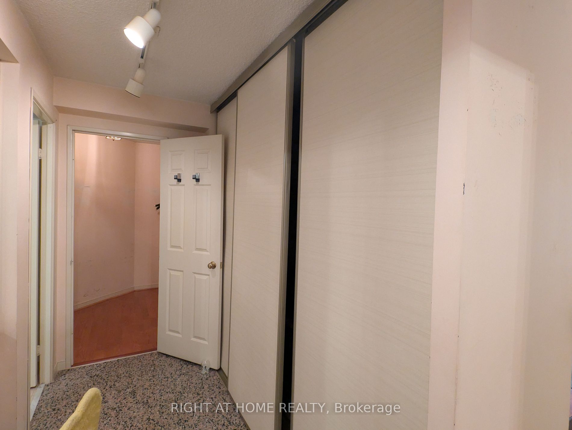 195 St Patrick St 905 Property Photo 6
