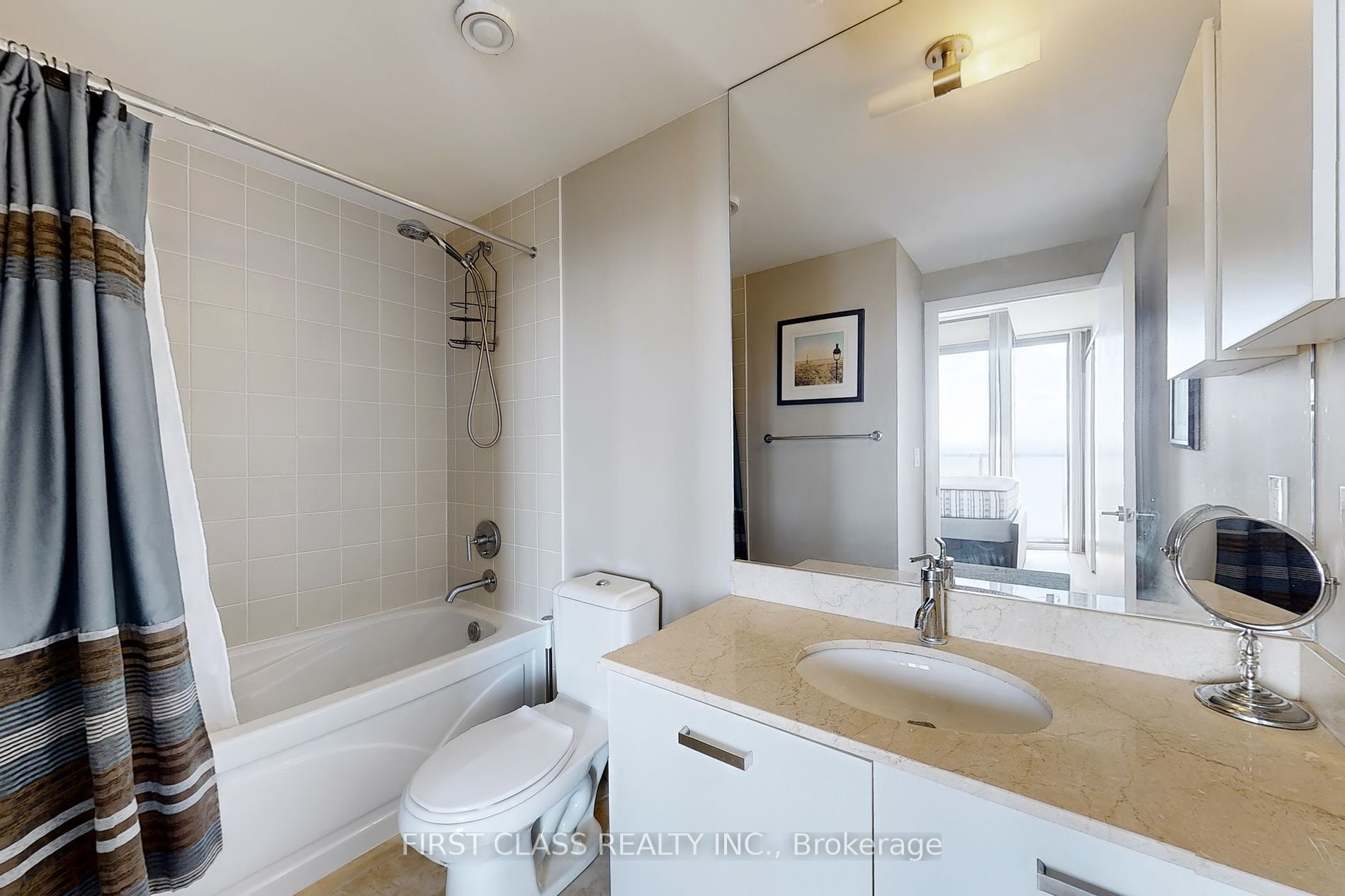 832 Bay St 2 Property Photo 4