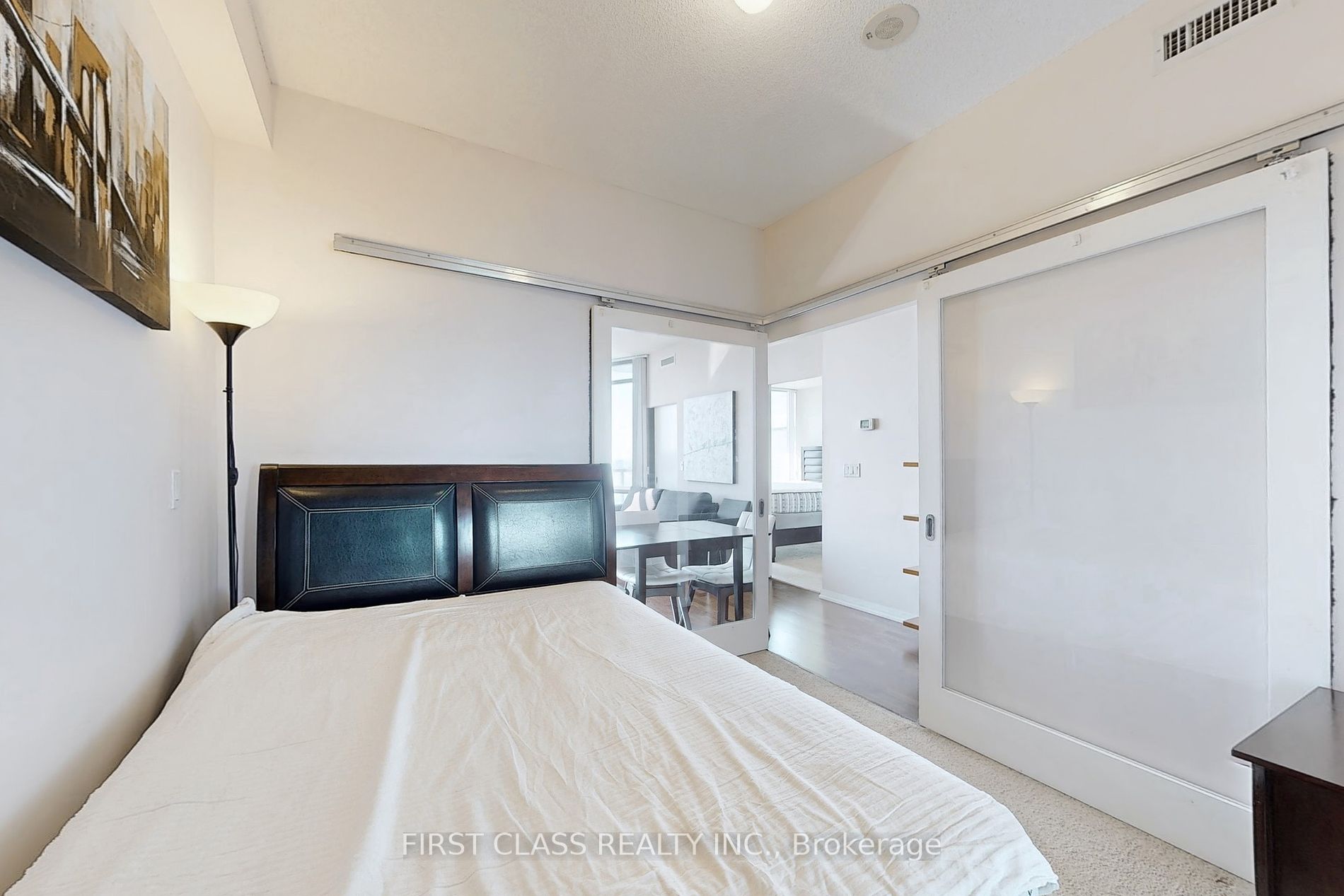 832 Bay St 2 Property Photo 6