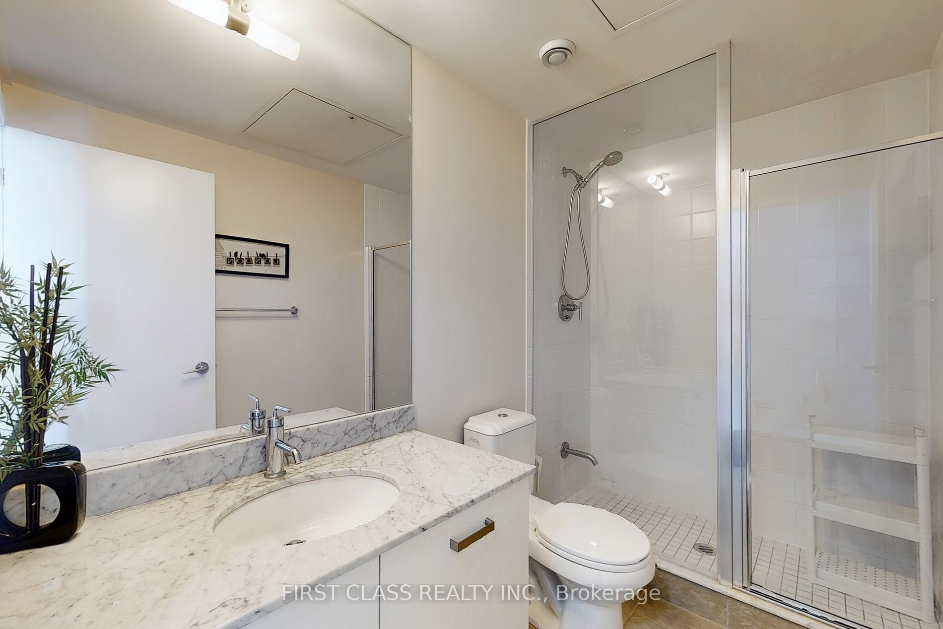 832 Bay St 2 Property Photo 9