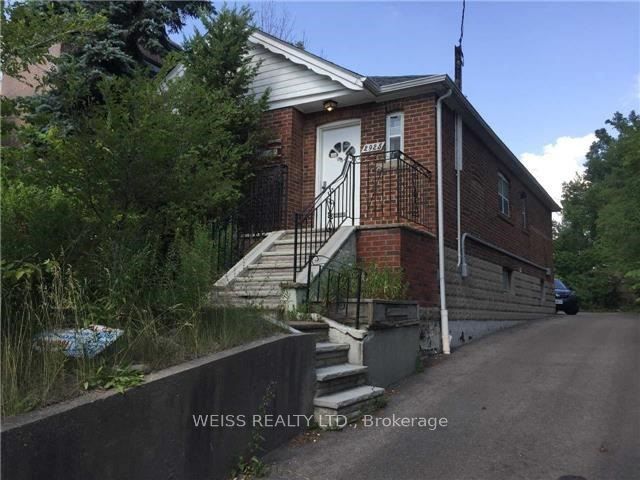 2925 Bathurst Street Property Photo 1