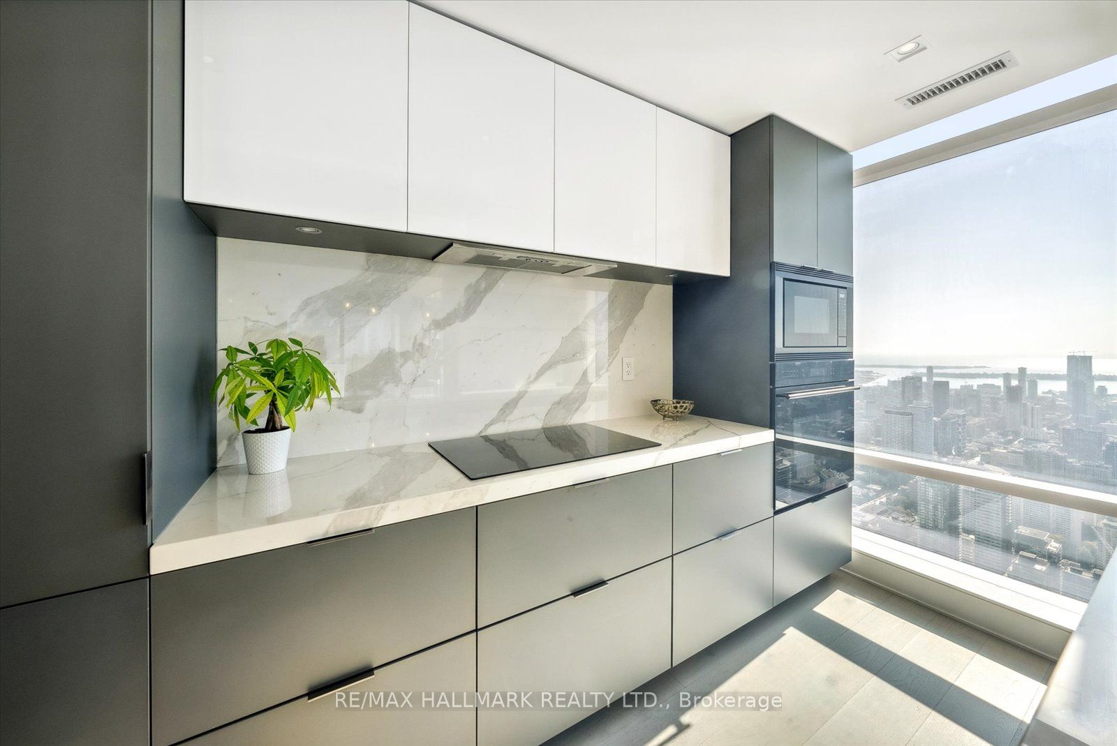 1 Bloor East St E 04 Property Photo 9