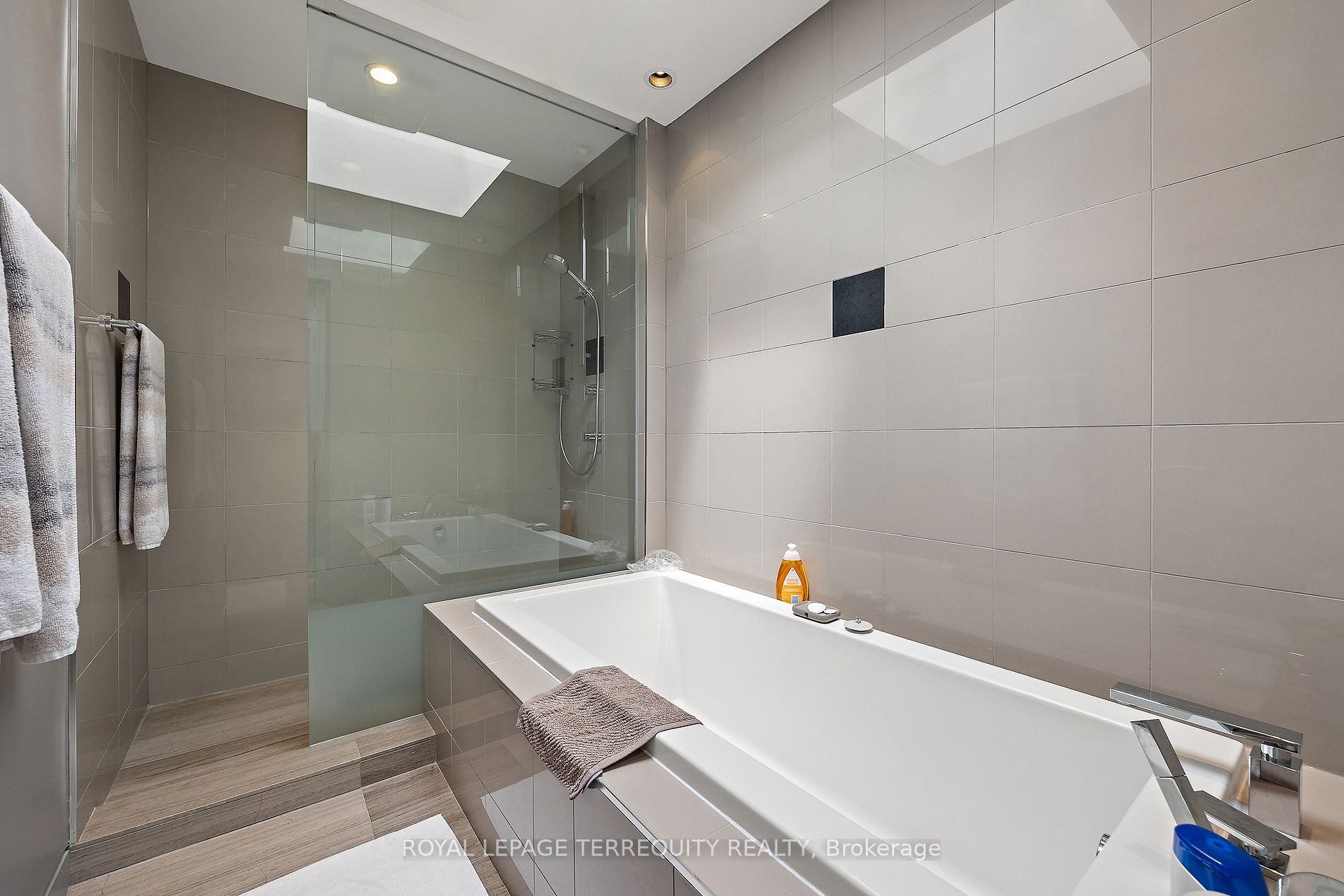 317 Keewatin Ave Property Photo 25