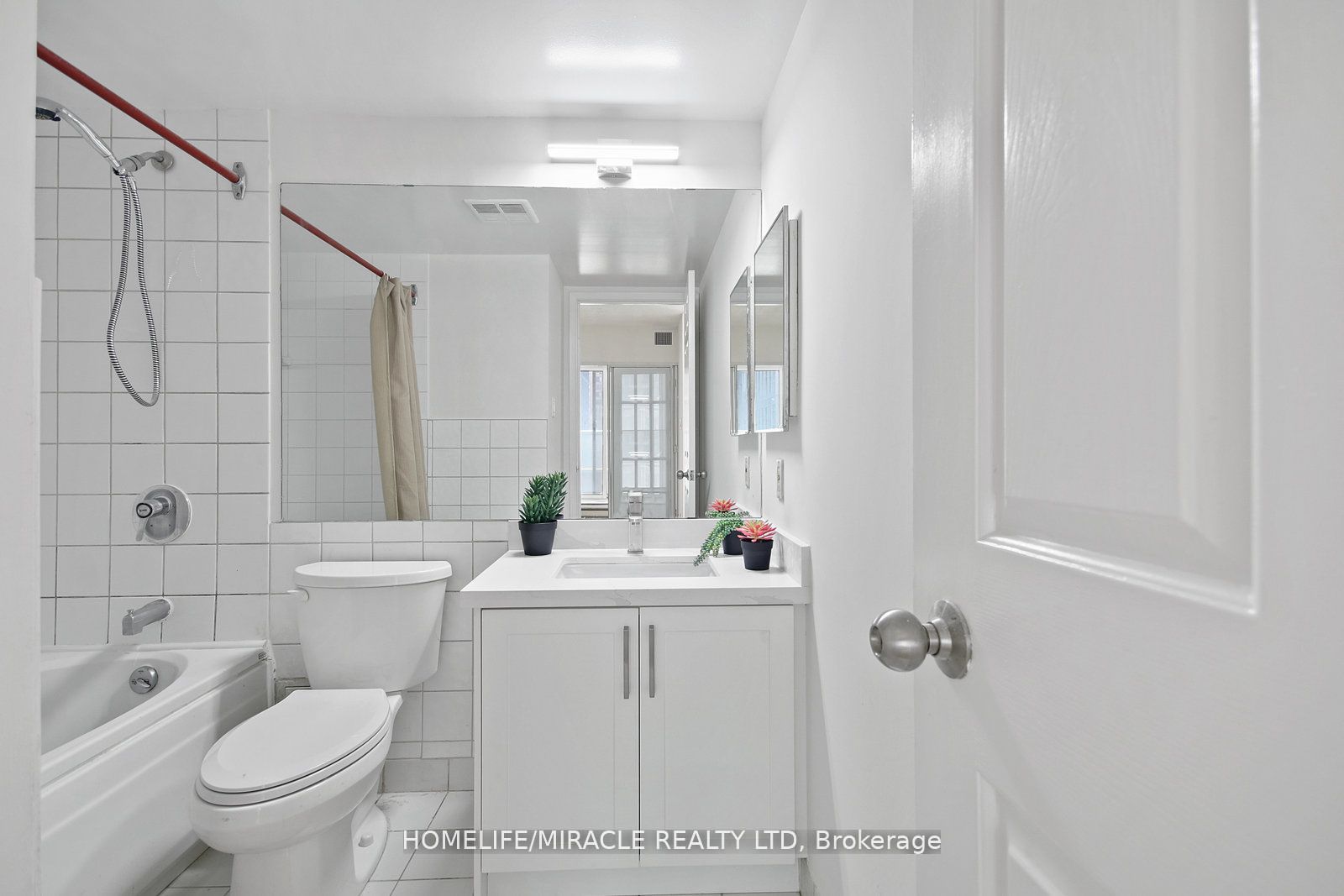 44 Gerrard St 9 Property Photo 3