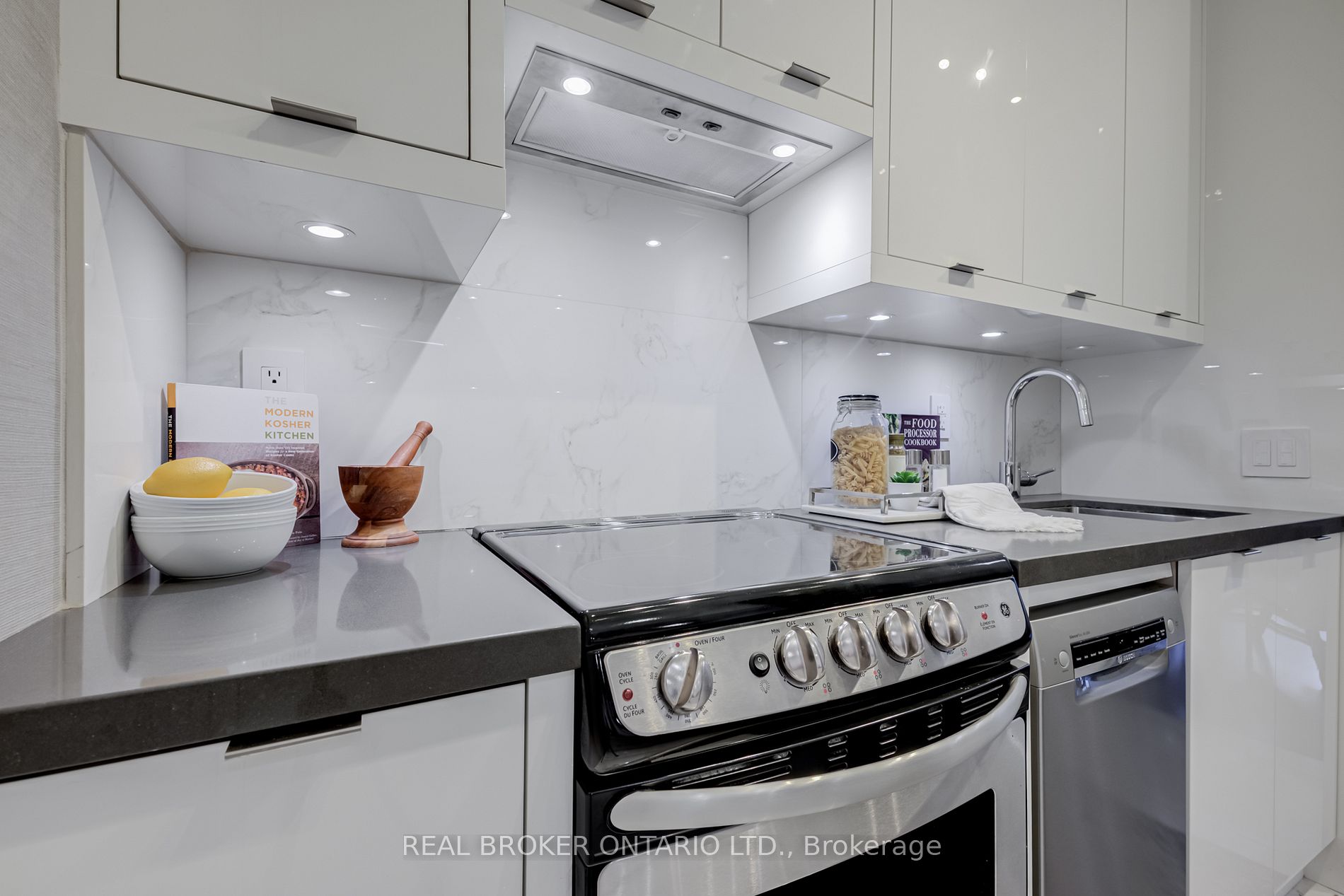 21 Scollard St 4 Property Photo 8