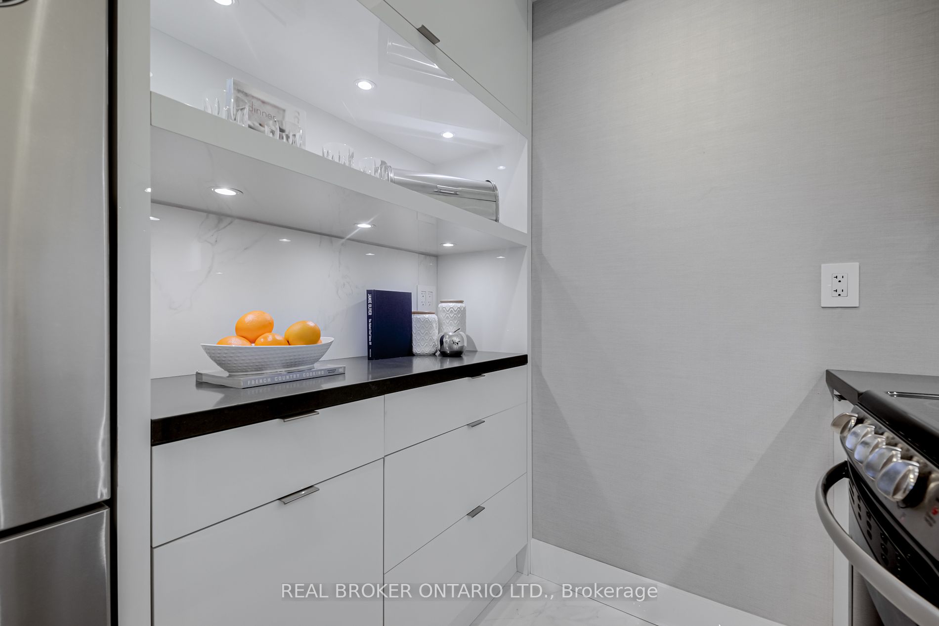 21 Scollard St 4 Property Photo 9