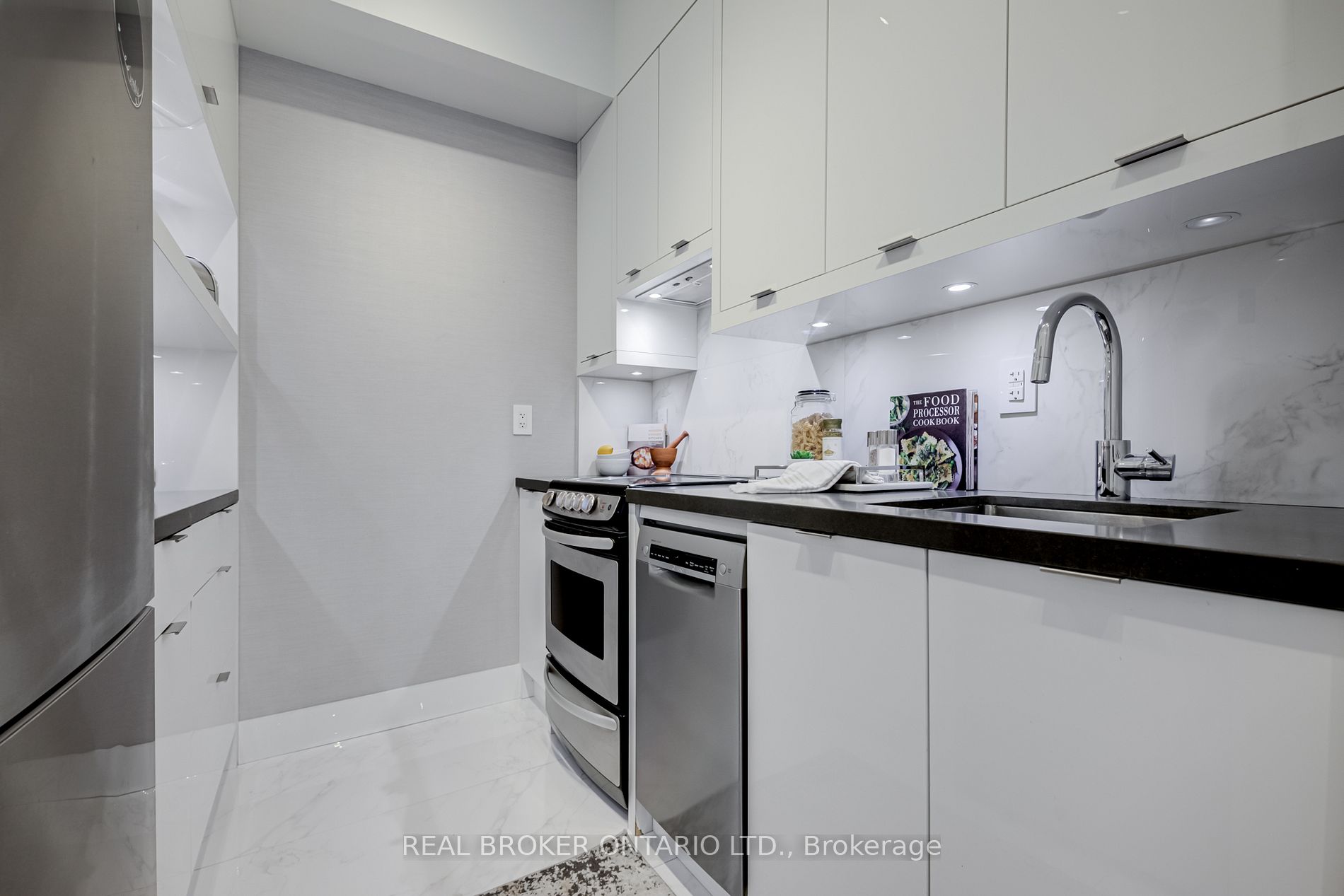 21 Scollard St 4 Property Photo 10