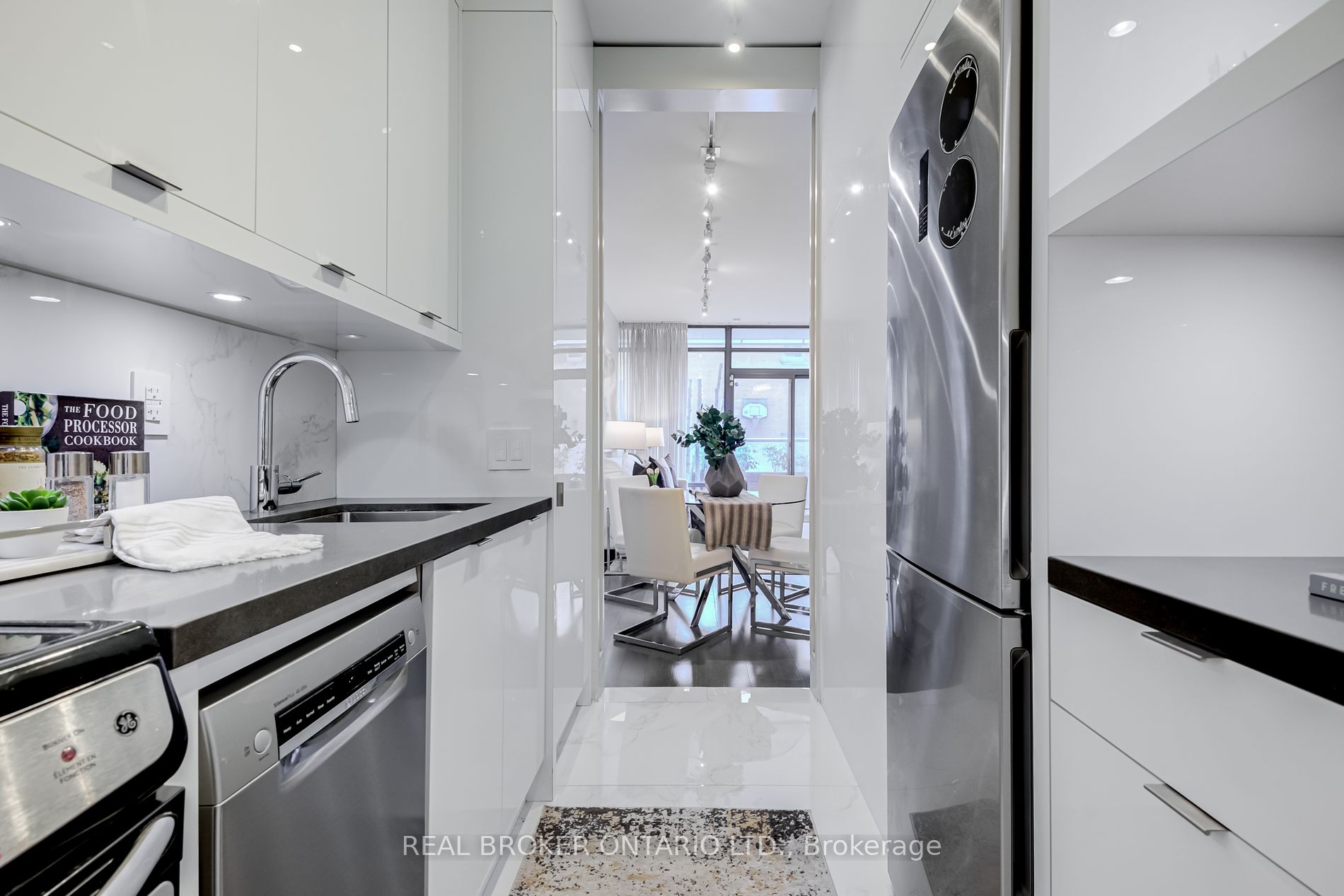 21 Scollard St 4 Property Photo 11