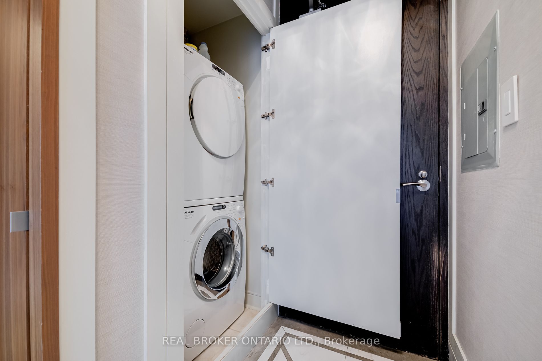 21 Scollard St 4 Property Photo 19