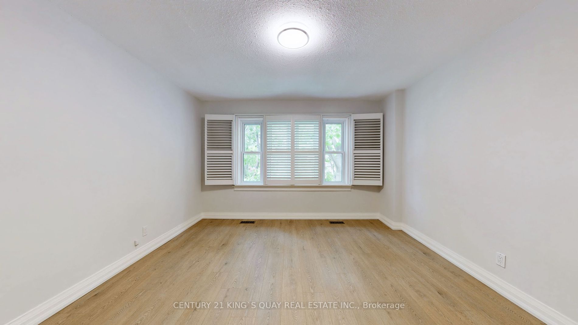137 Lawrence Ave E Property Photo 11