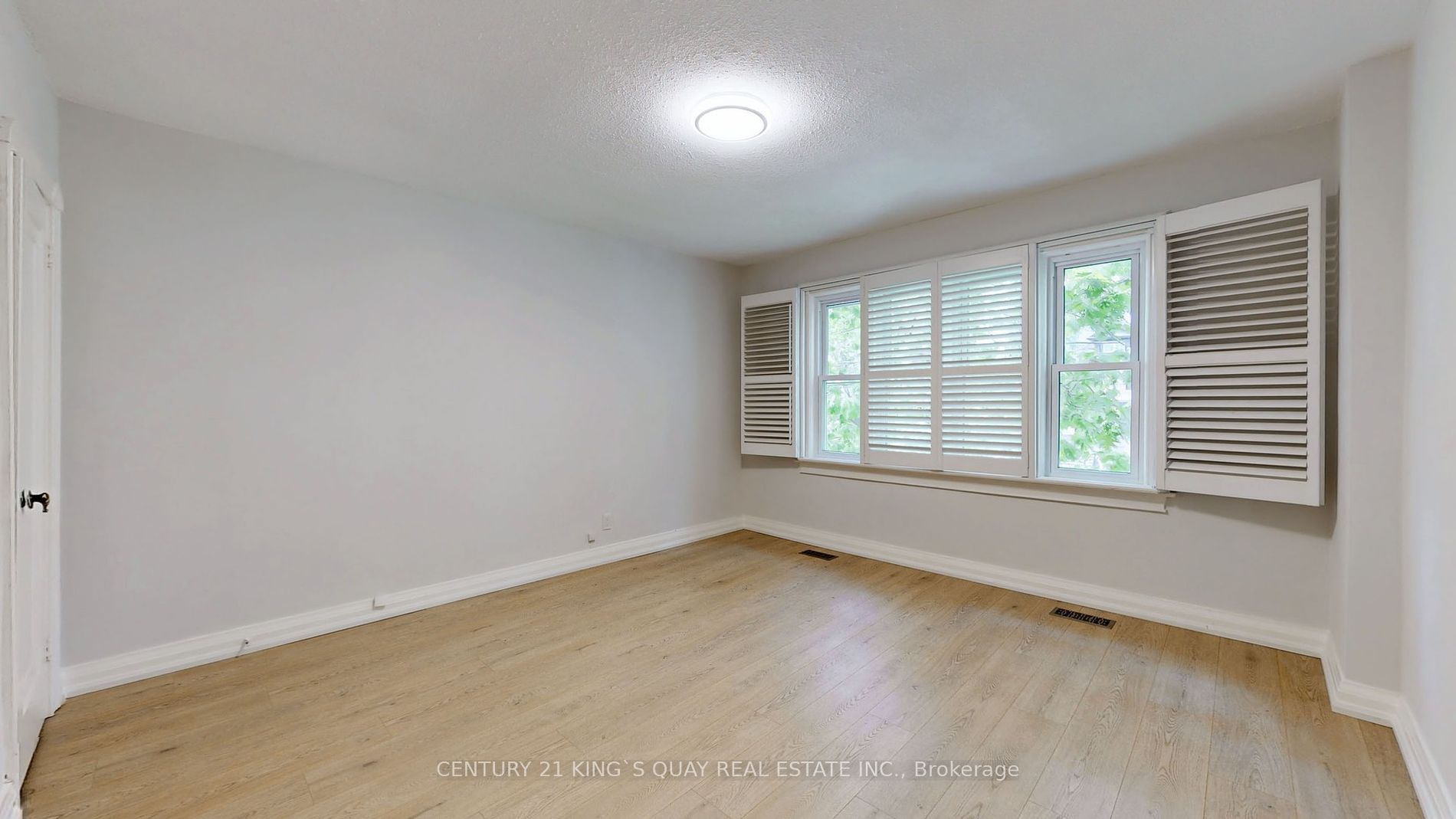 137 Lawrence Ave E Property Photo 13