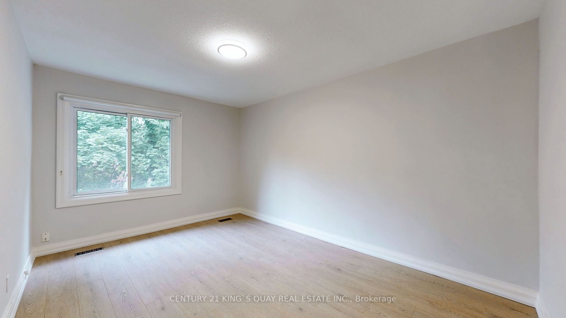 137 Lawrence Ave E Property Photo 16