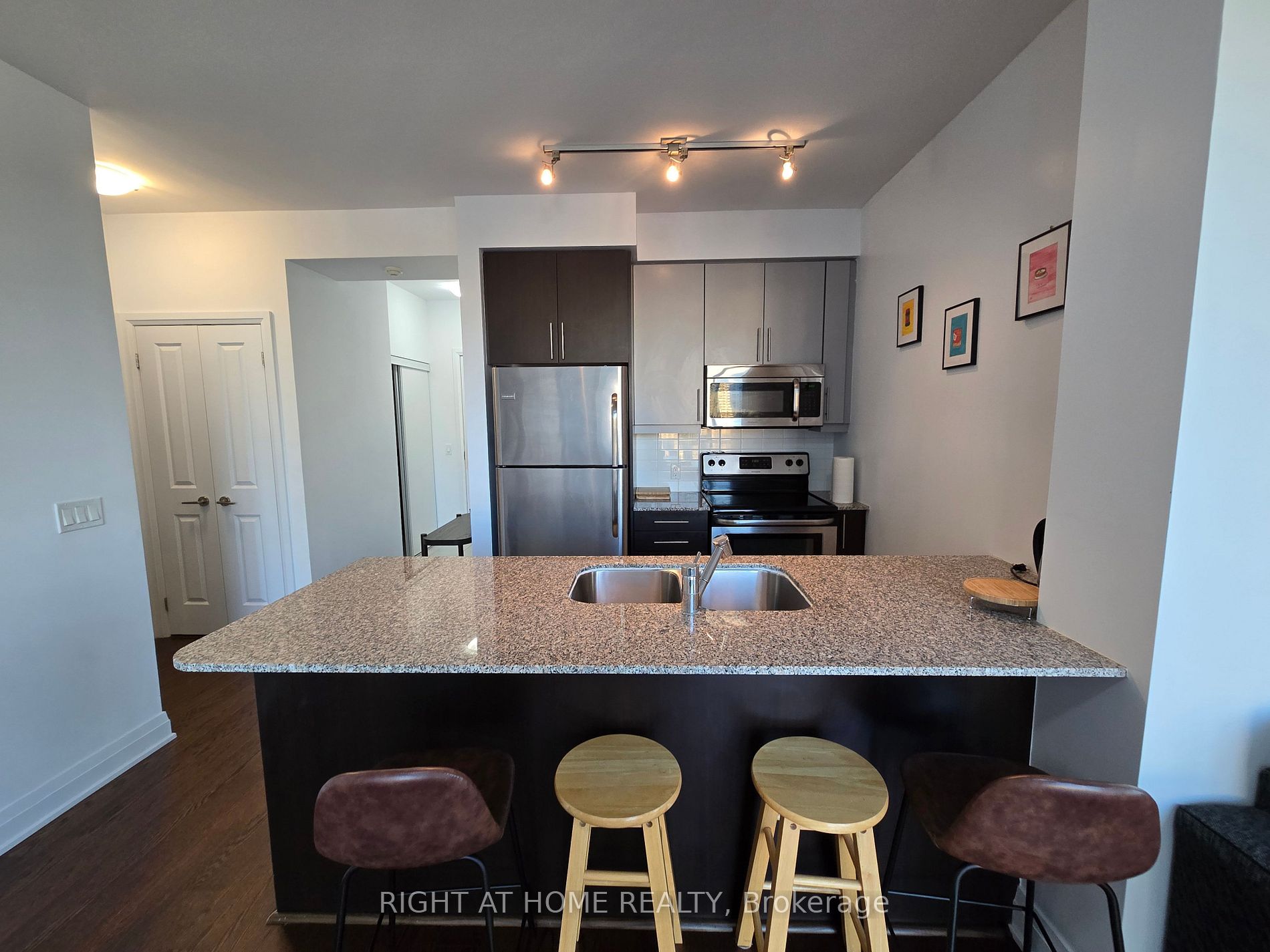 530 St Clair Ave W 4 Property Photo