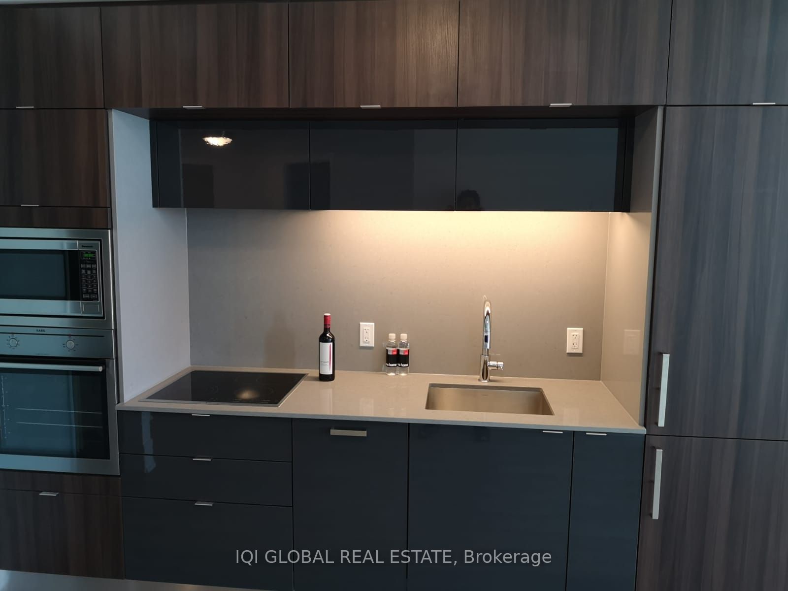 1 Edgewater Dr 7 Property Photo 3