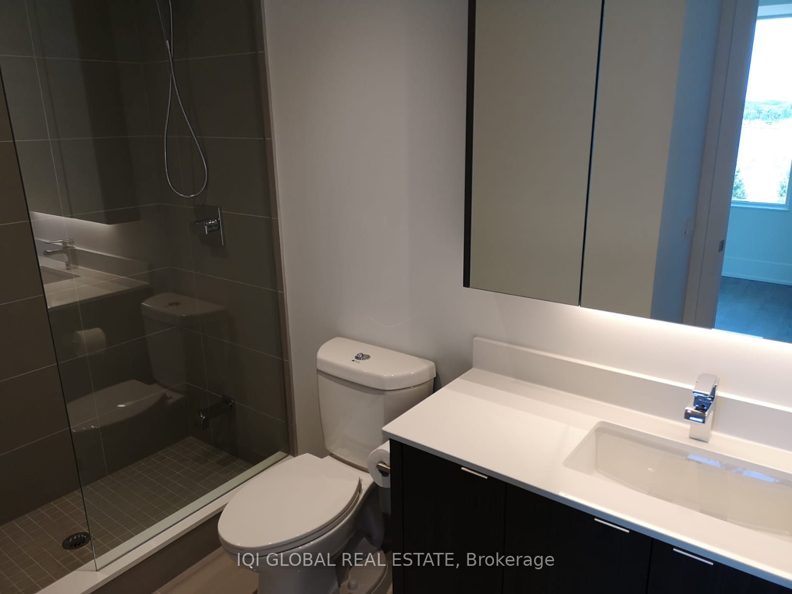 1 Edgewater Dr 7 Property Photo 6