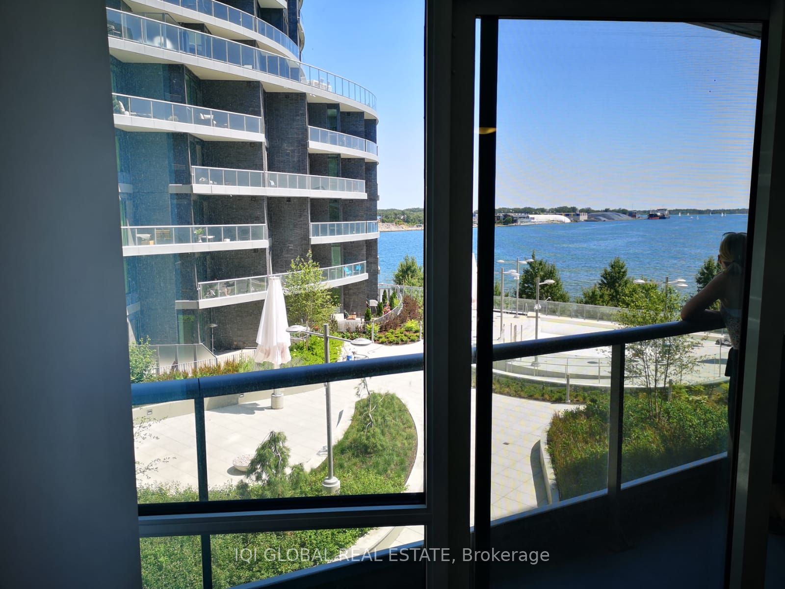 1 Edgewater Dr 7 Property Photo 18